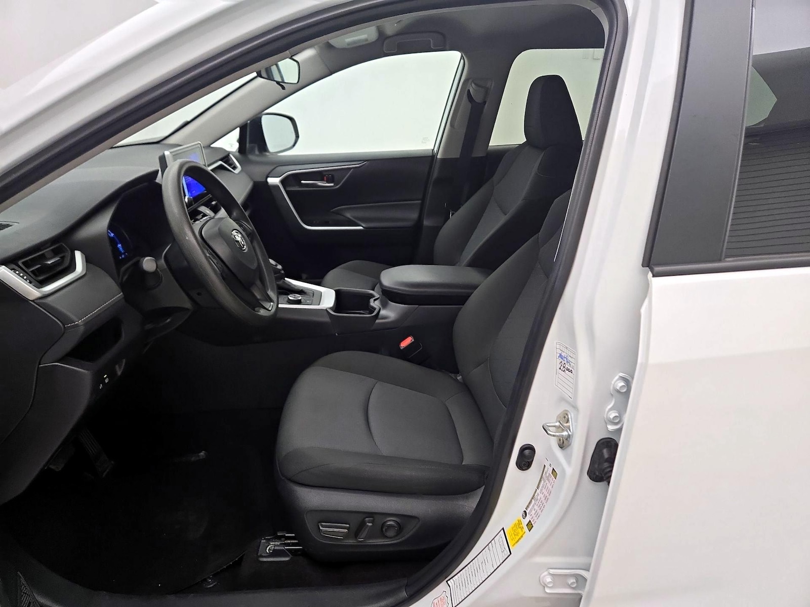 2025 Toyota RAV4 XLE - Photo 12