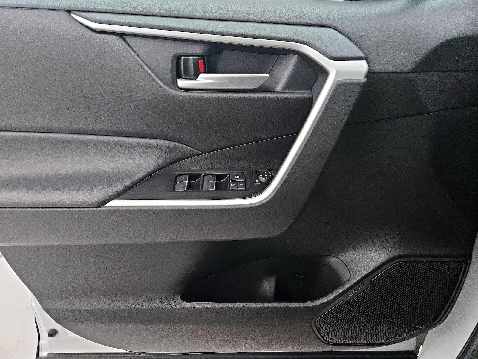 2025 Toyota RAV4 XLE - Photo 13