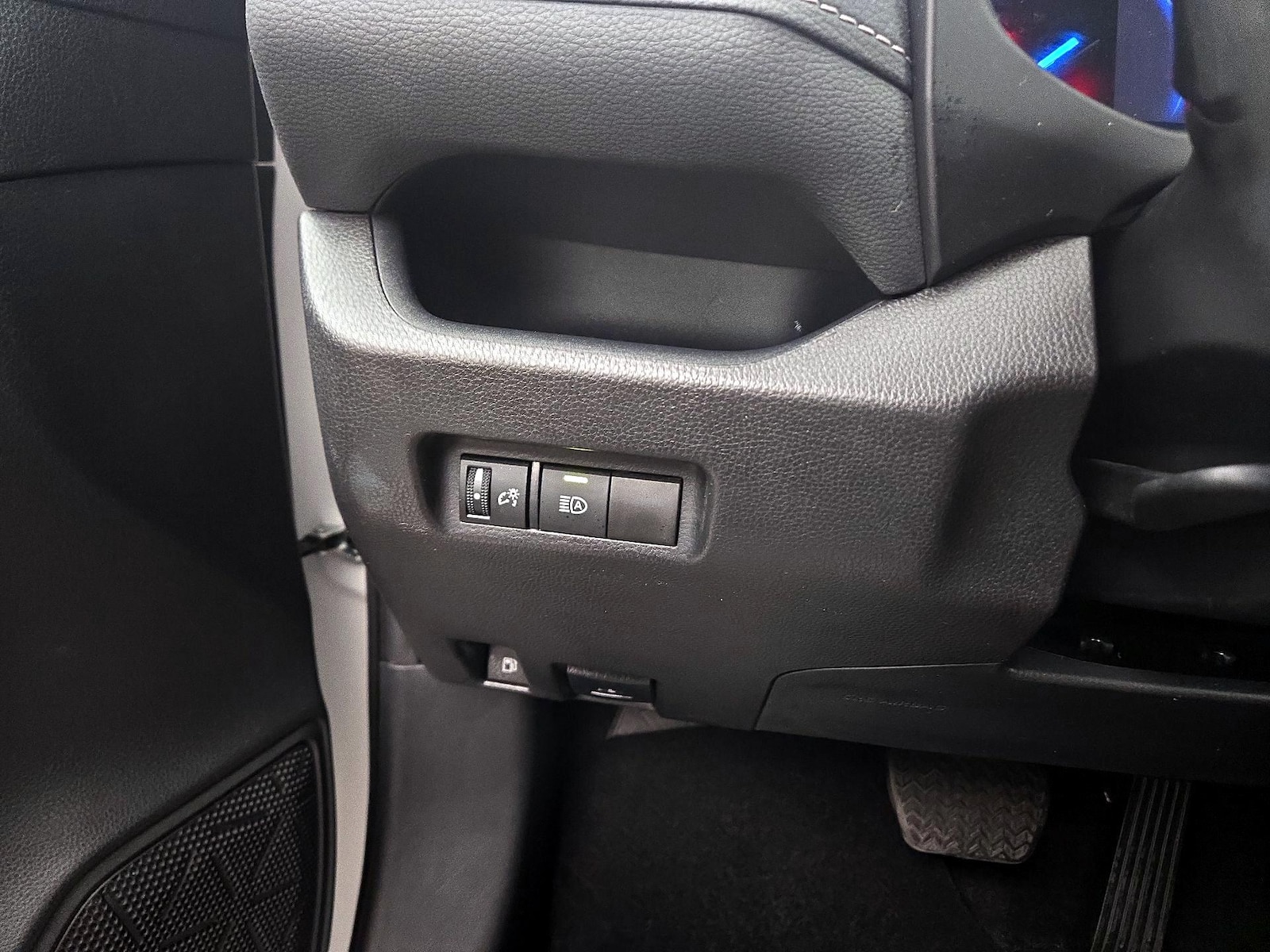 2025 Toyota RAV4 XLE - Photo 14