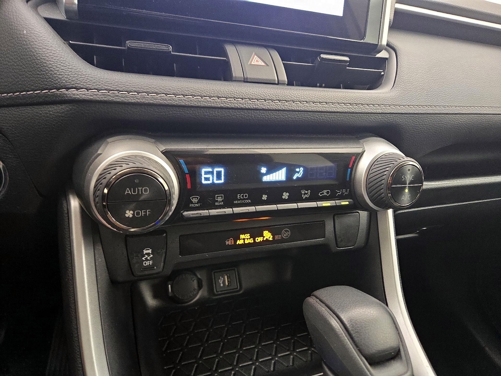 2025 Toyota RAV4 XLE - Photo 18