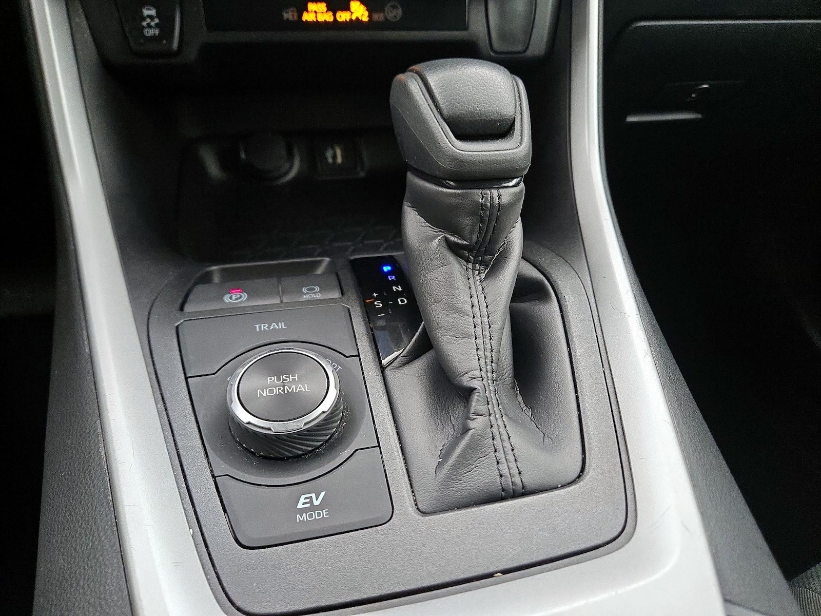2025 Toyota RAV4 XLE - Photo 19