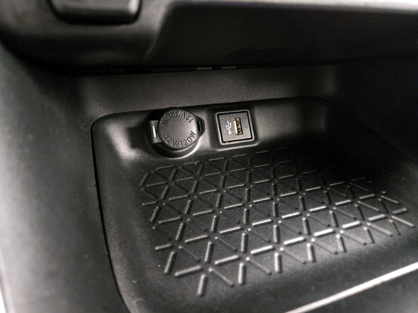 2025 Toyota RAV4 XLE - Photo 20