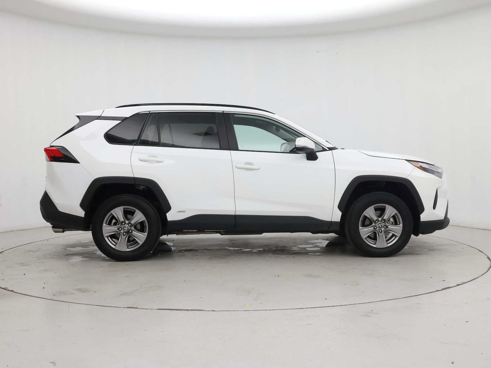 2025 Toyota RAV4 XLE - Photo 8