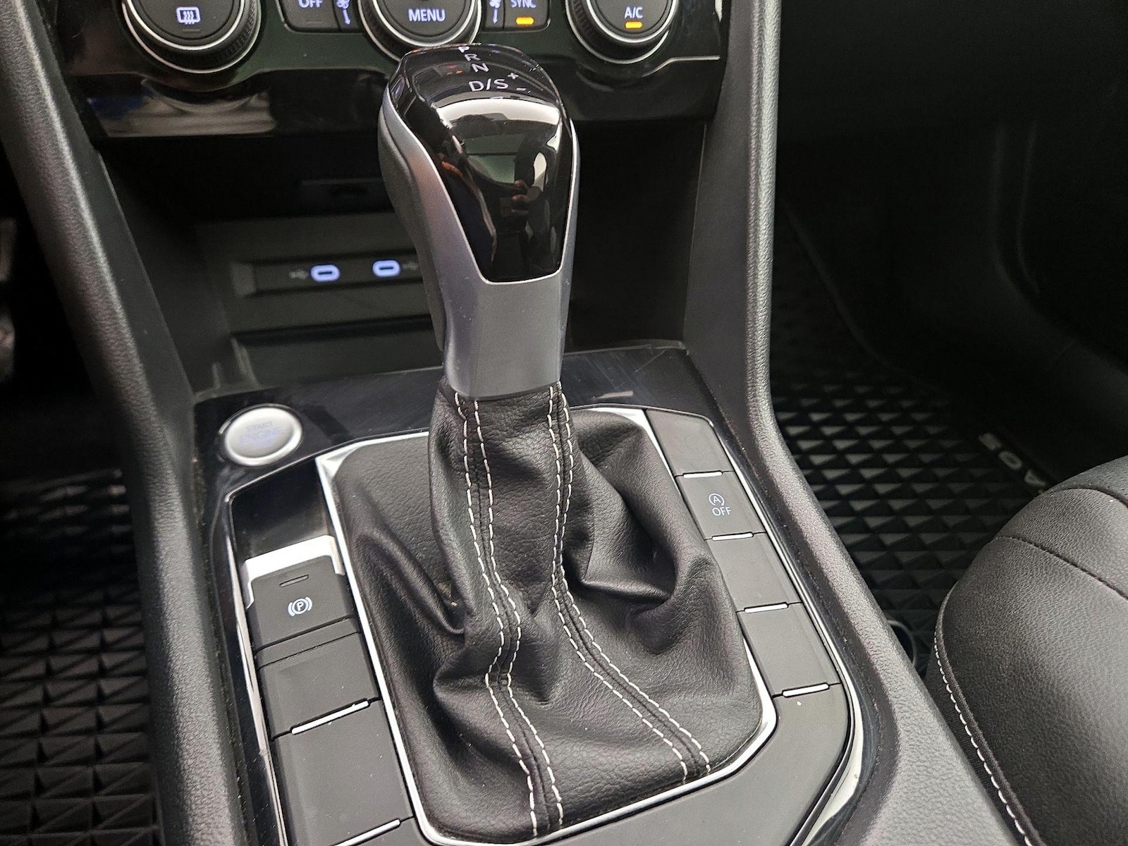 2024 Volkswagen Taos SEL - Photo 18