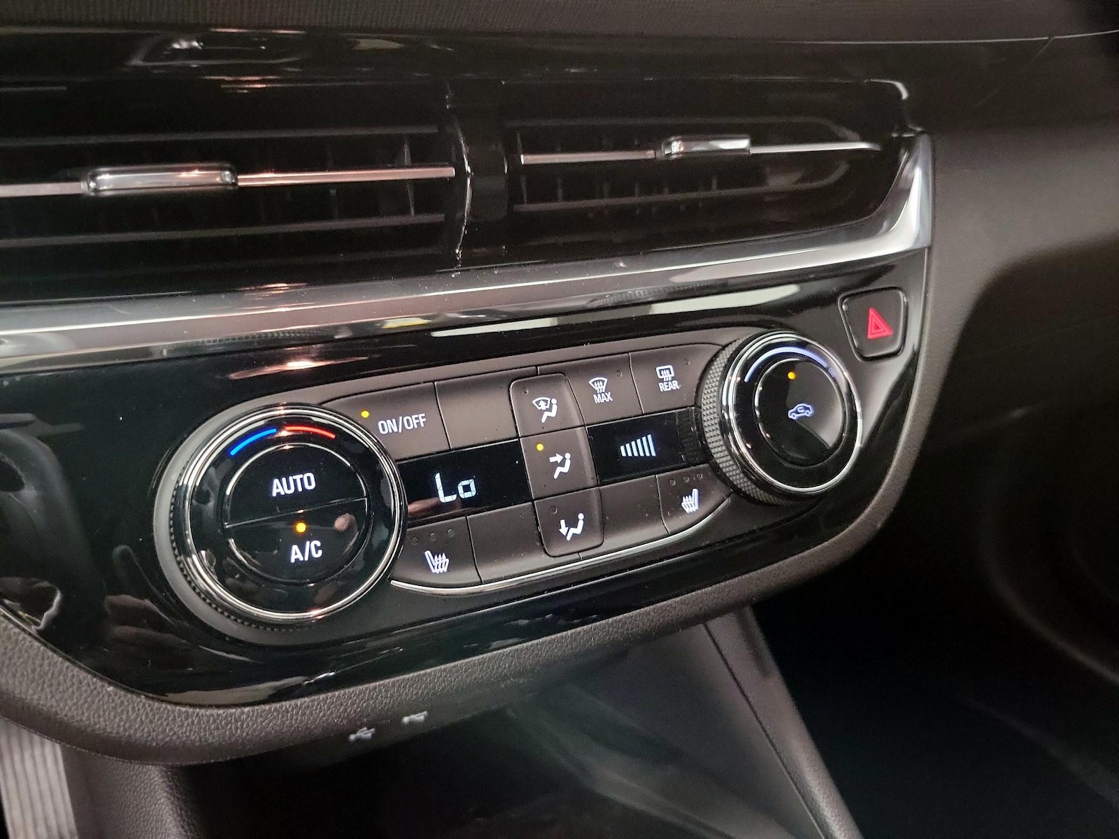 2025 Buick Envista Sport Touring - Photo 17