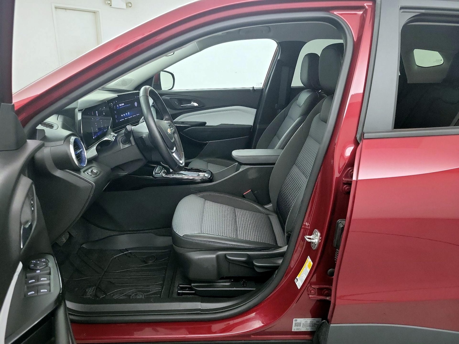 2025 Chevrolet Trax LT - Photo 12