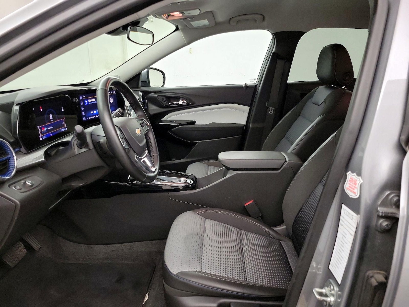 2025 Chevrolet Trax LT - Photo 12