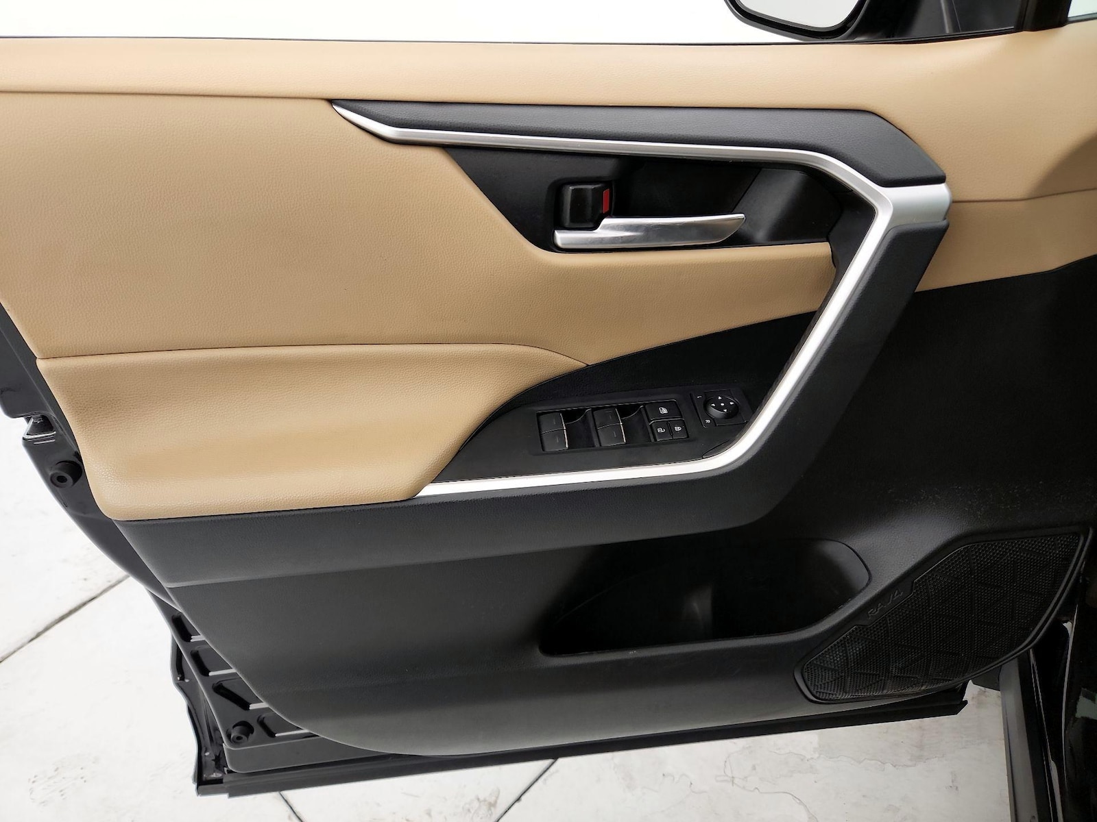 2024 Toyota RAV4 XLE - Photo 13
