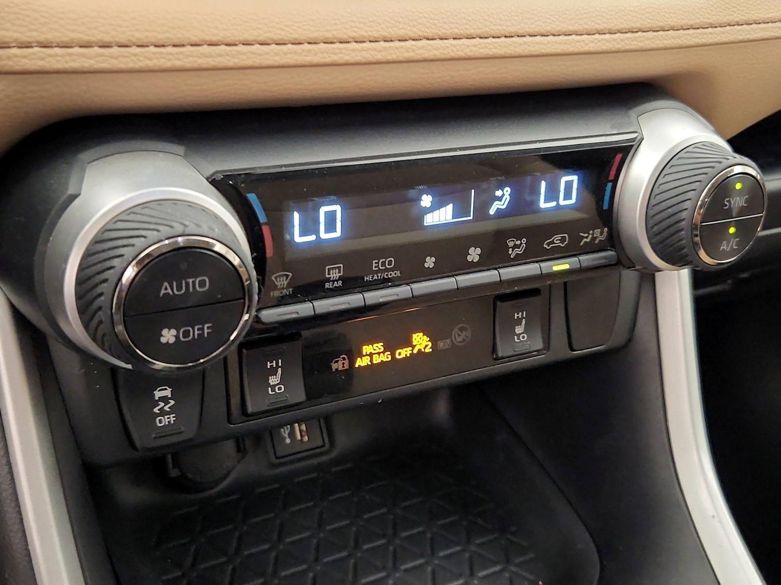2024 Toyota RAV4 XLE - Photo 17