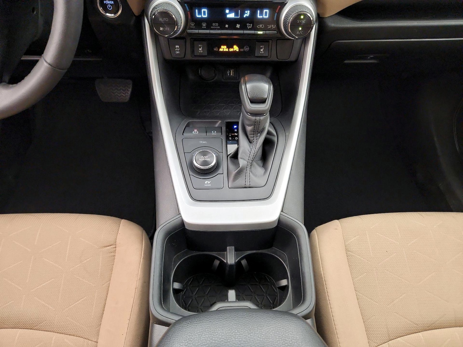2024 Toyota RAV4 XLE - Photo 18