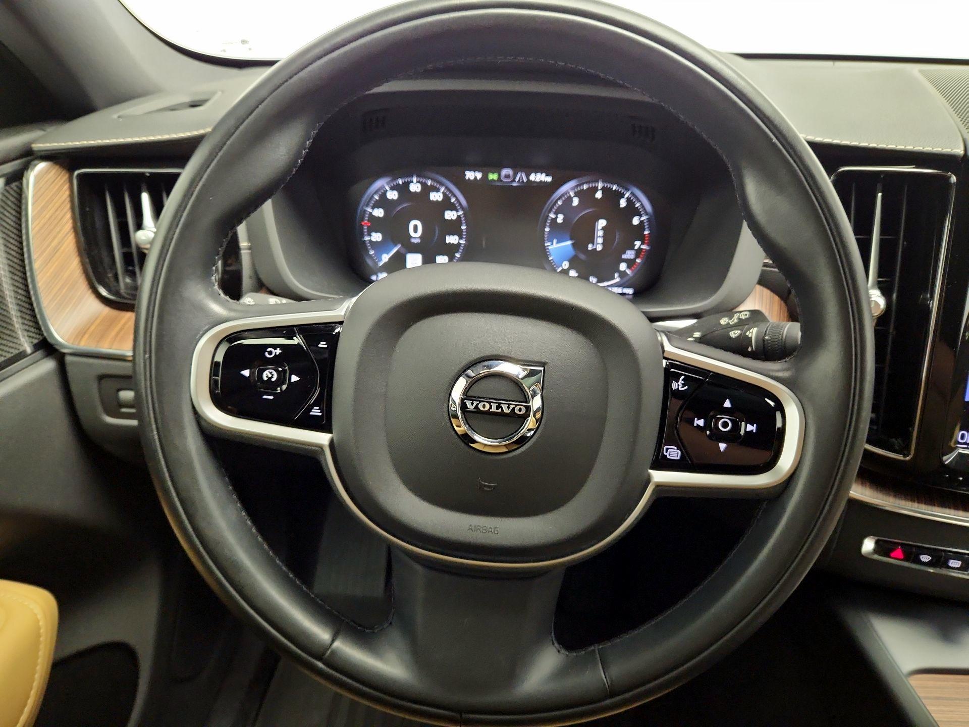 Thumbnail: 2021 Volvo XC60 - 10