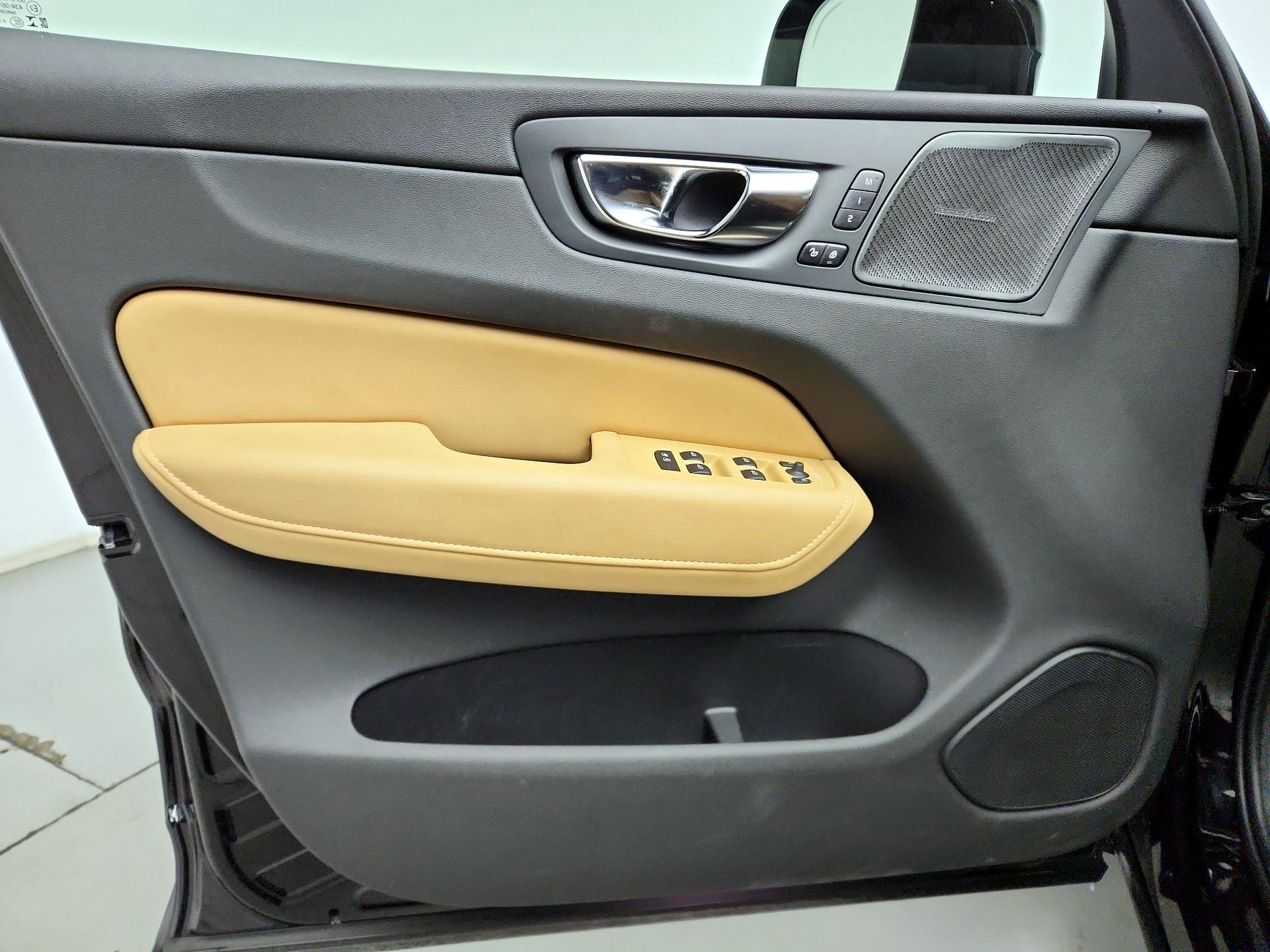 Thumbnail: 2021 Volvo XC60 - 12