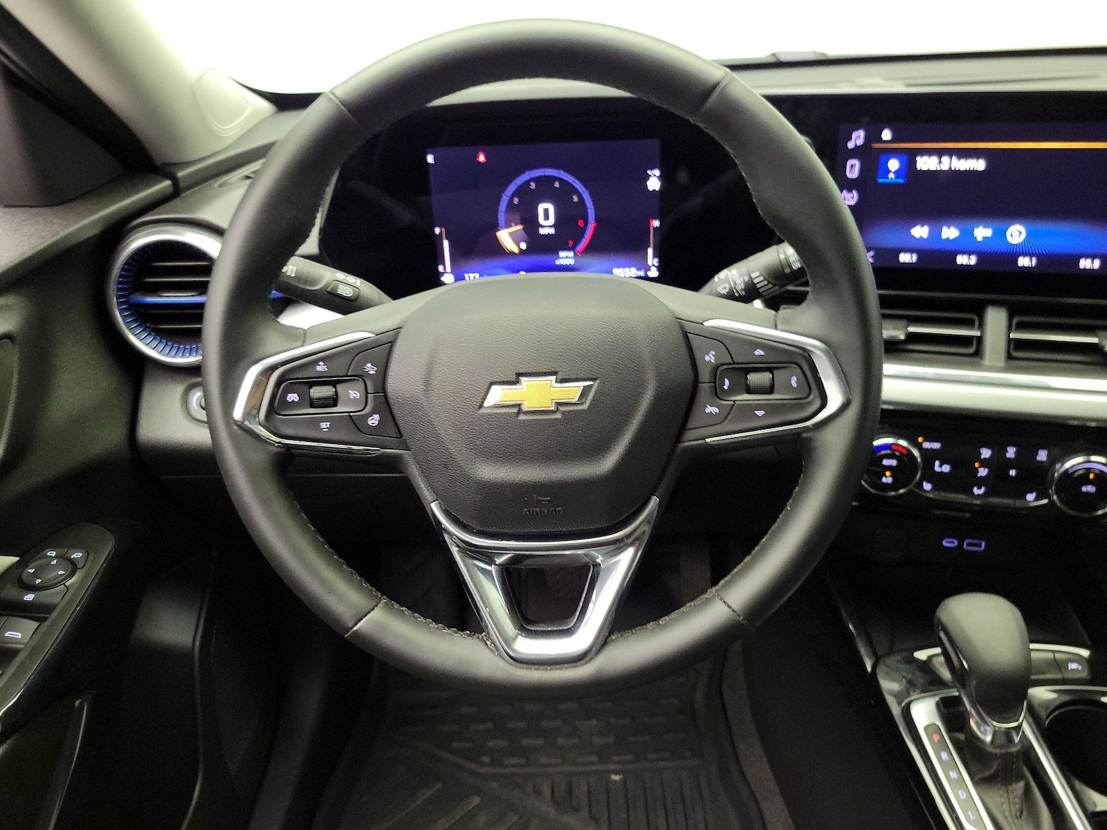 2025 Chevrolet Trax LT - Photo 11