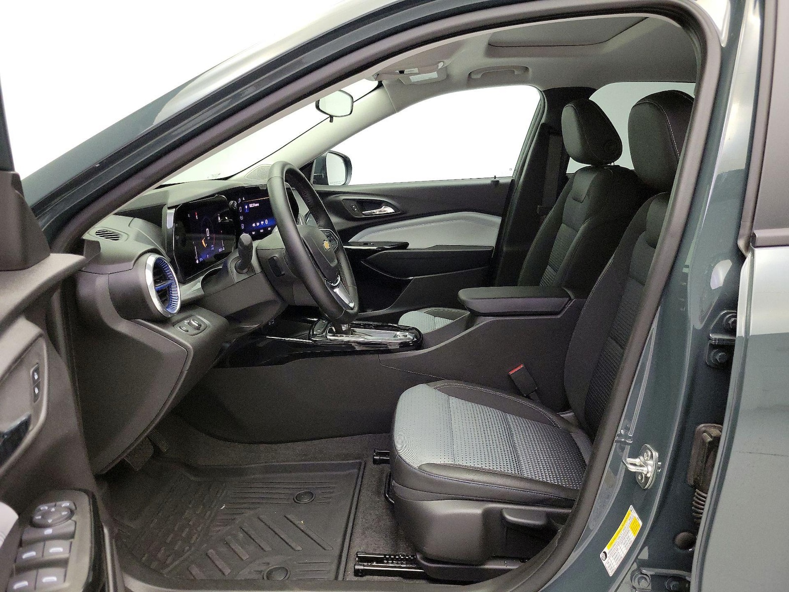 2025 Chevrolet Trax LT - Photo 12