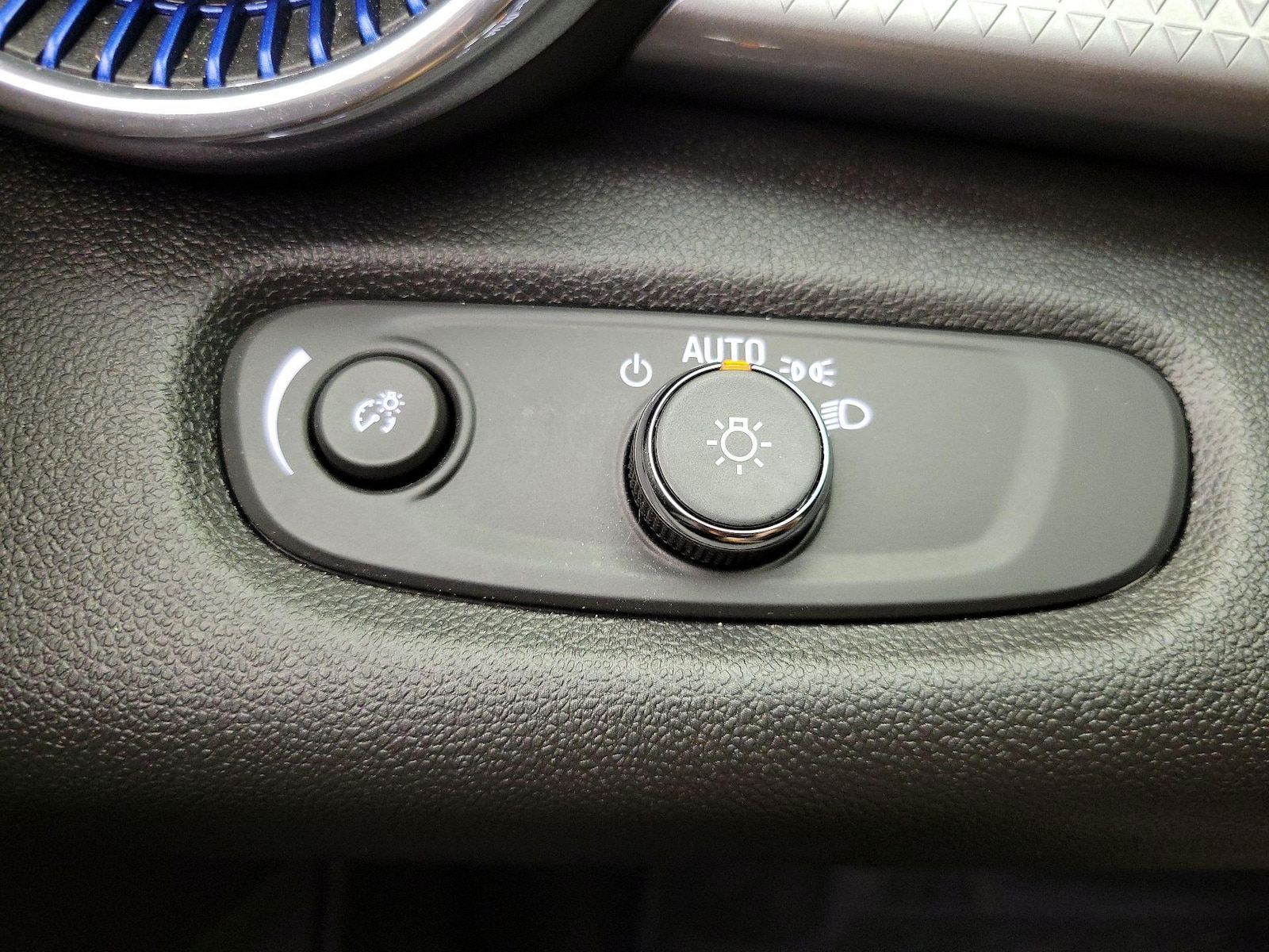 2025 Chevrolet Trax LT - Photo 14