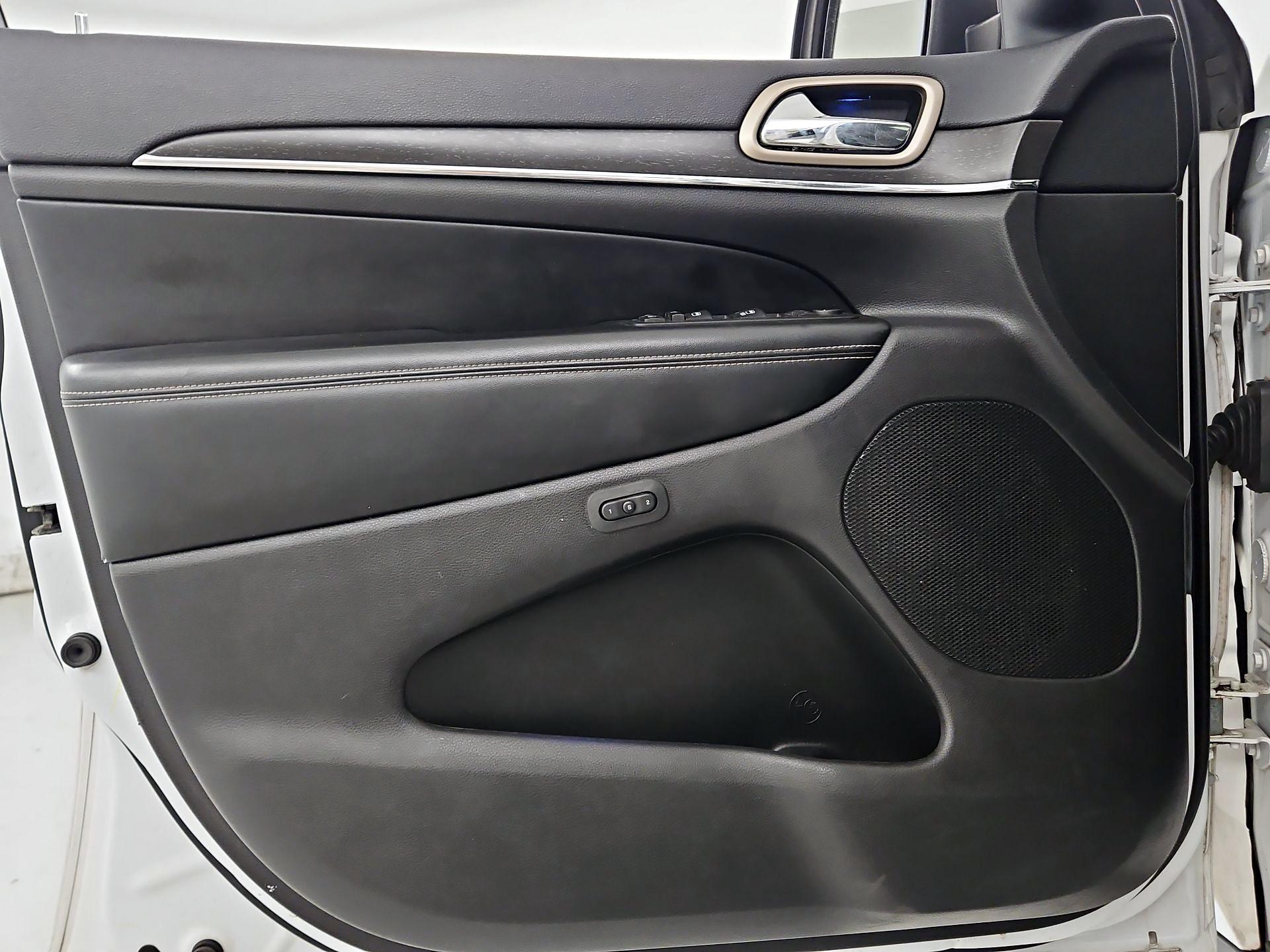 Thumbnail: 2017 Jeep Grand Cherokee - 10