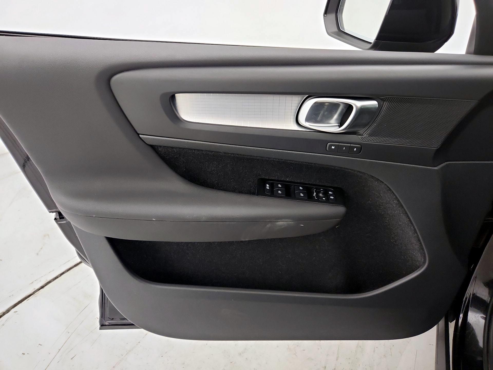 Thumbnail: 2021 Volvo XC40 - 12