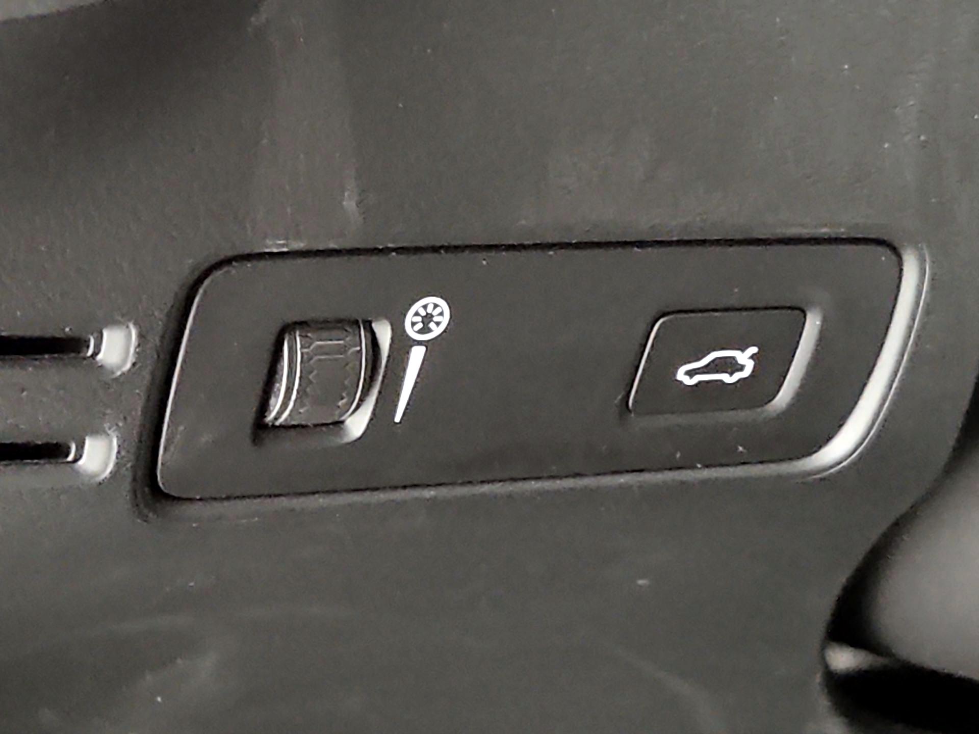 Thumbnail: 2021 Volvo XC40 - 13