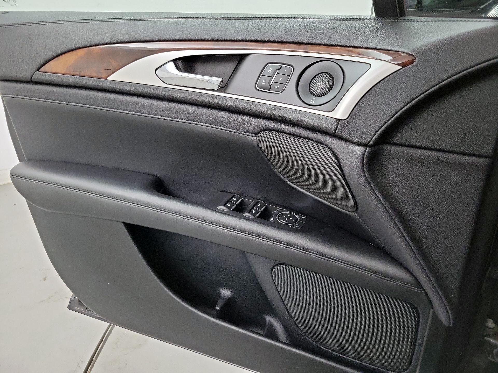 Thumbnail: 2020 Lincoln MKZ - 10