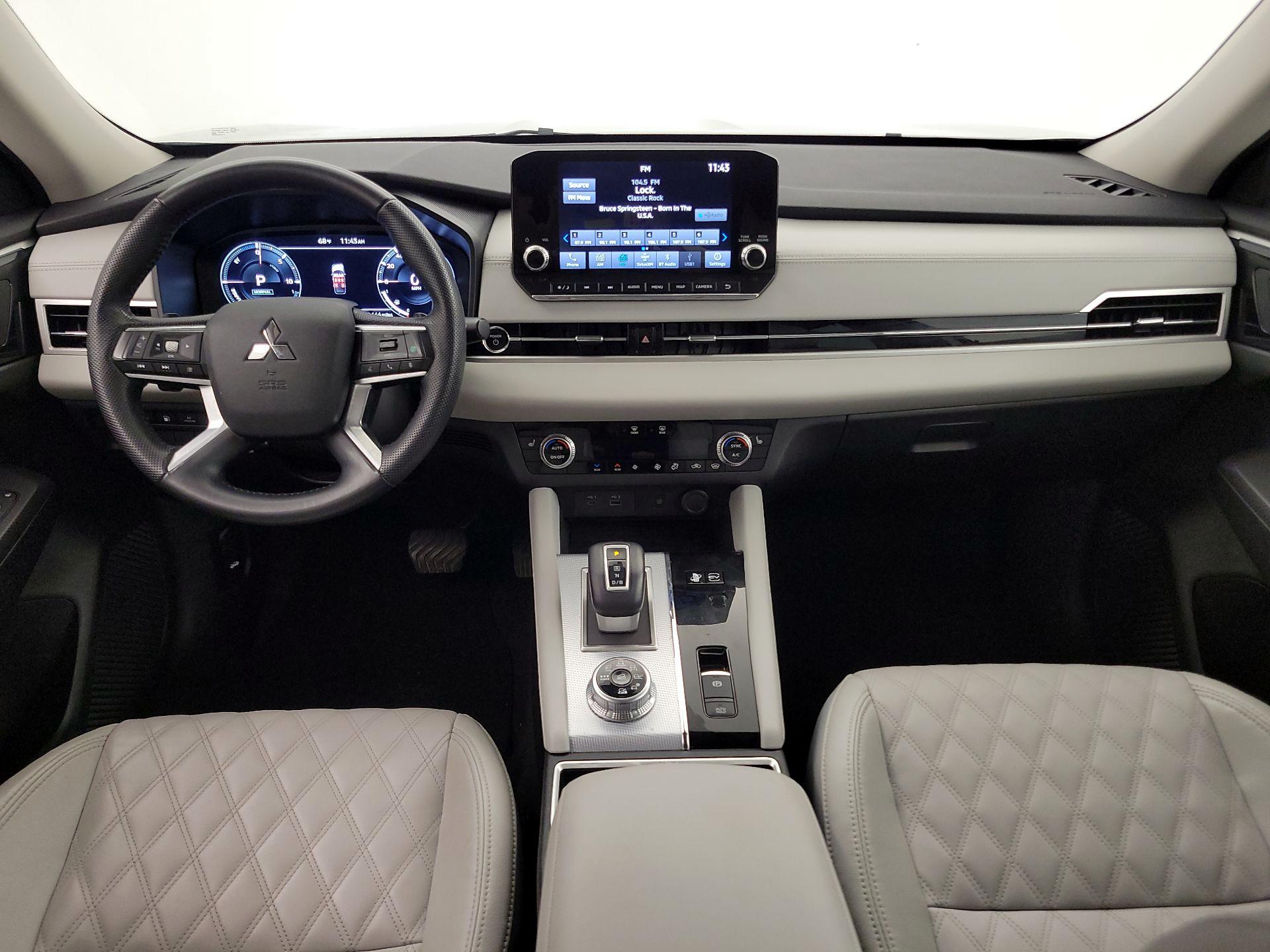 Thumbnail: 2023 Mitsubishi Outlander - 9