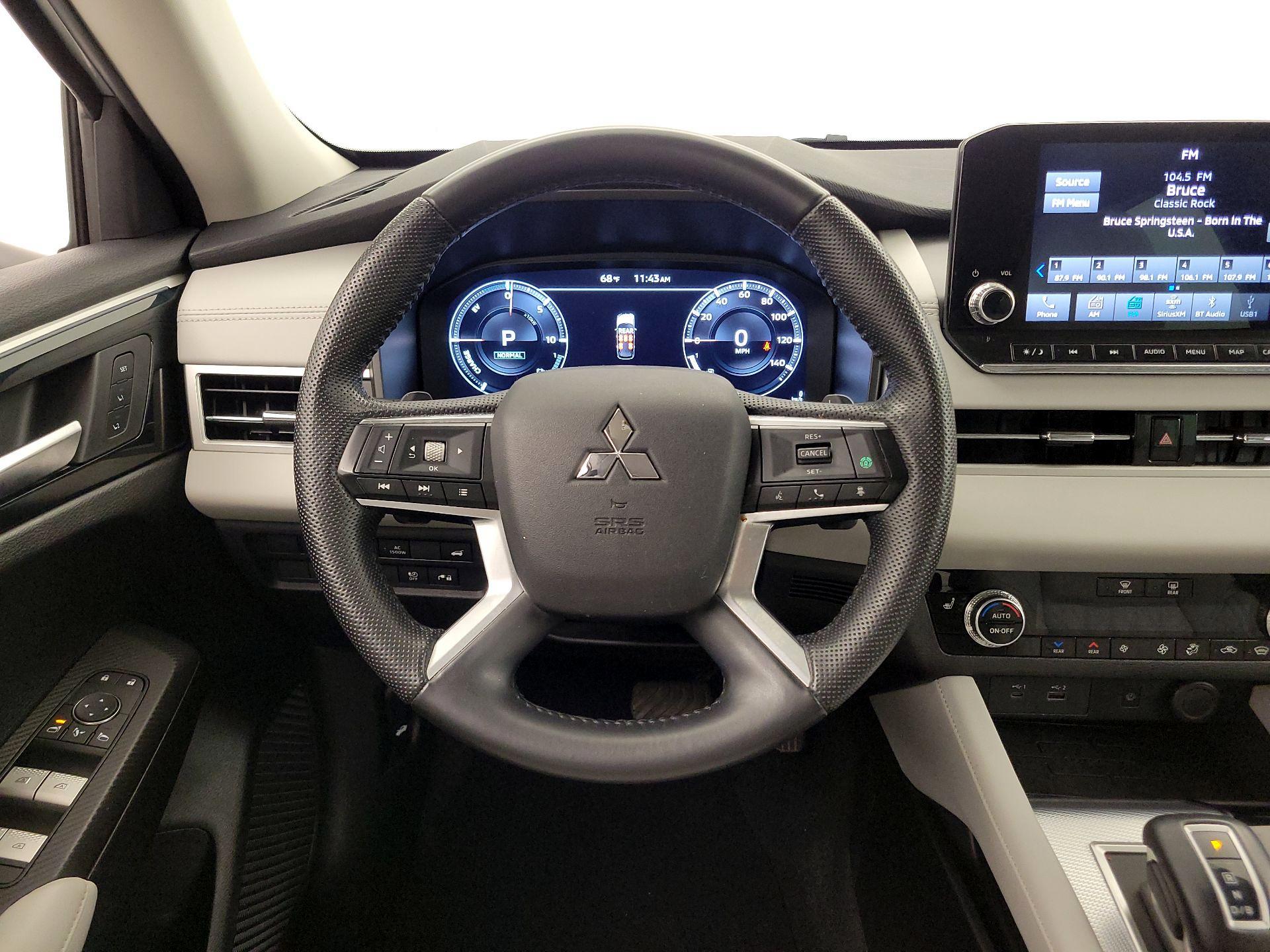 Thumbnail: 2023 Mitsubishi Outlander - 10
