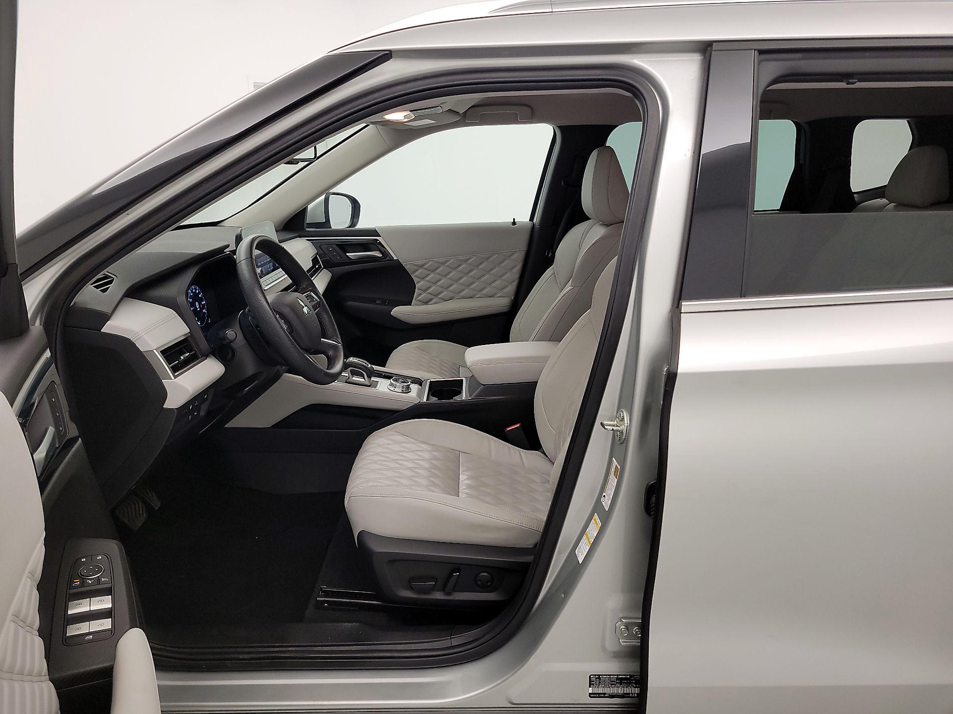 Thumbnail: 2023 Mitsubishi Outlander - 11