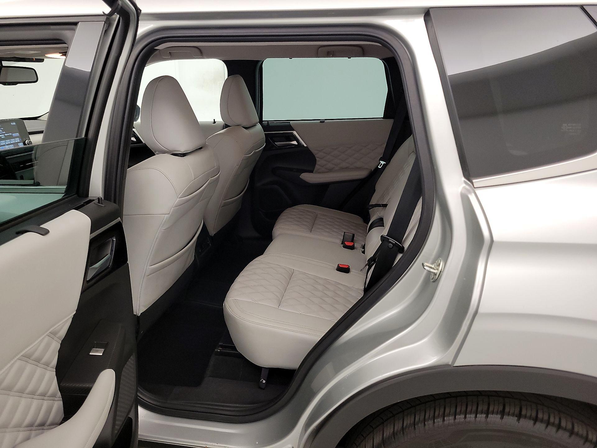 Thumbnail: 2023 Mitsubishi Outlander - 19