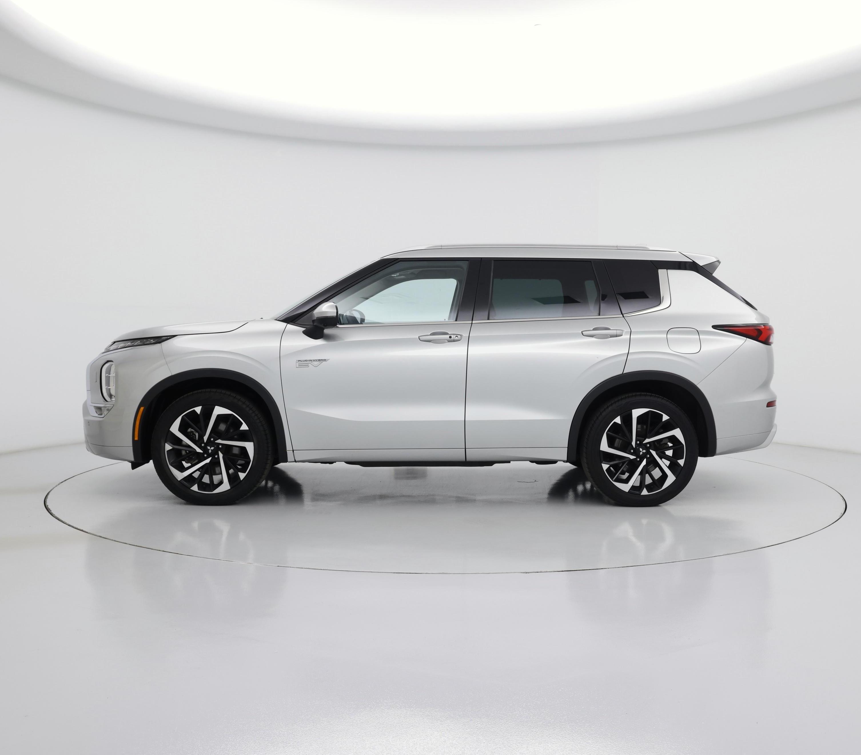 Thumbnail: 2023 Mitsubishi Outlander - 3