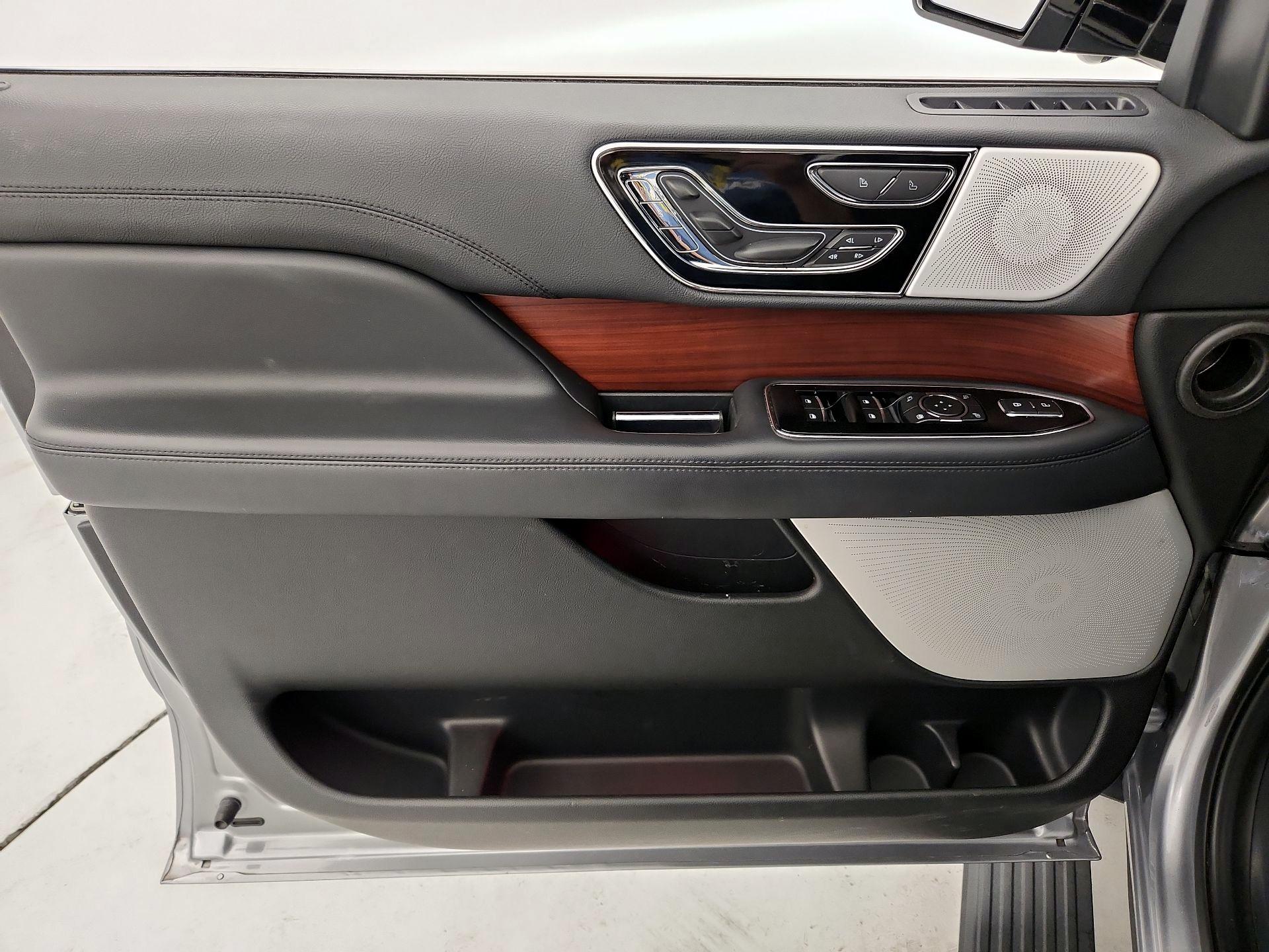Thumbnail: 2022 Lincoln Navigator - 12