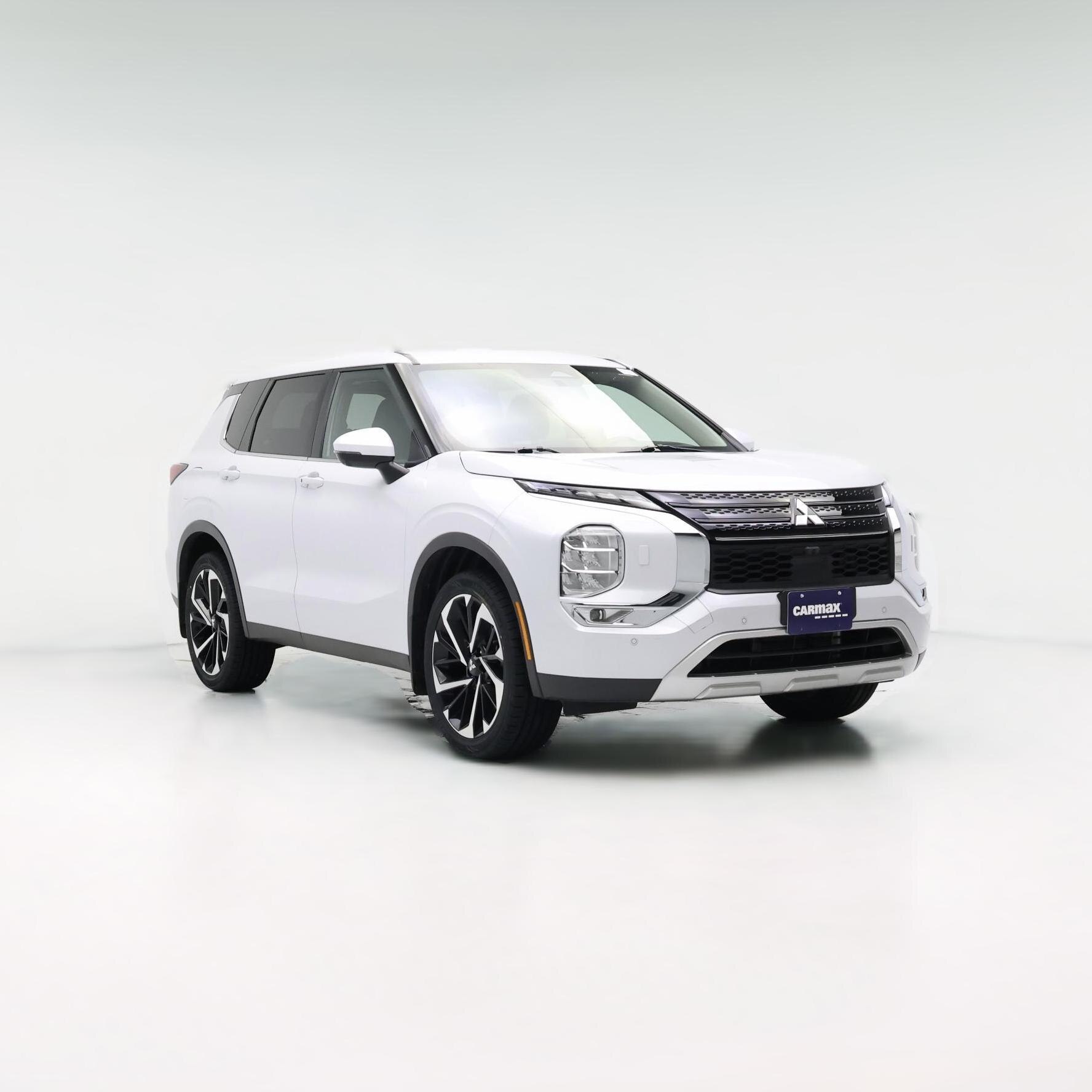 Thumbnail: 2023 Mitsubishi Outlander - 1