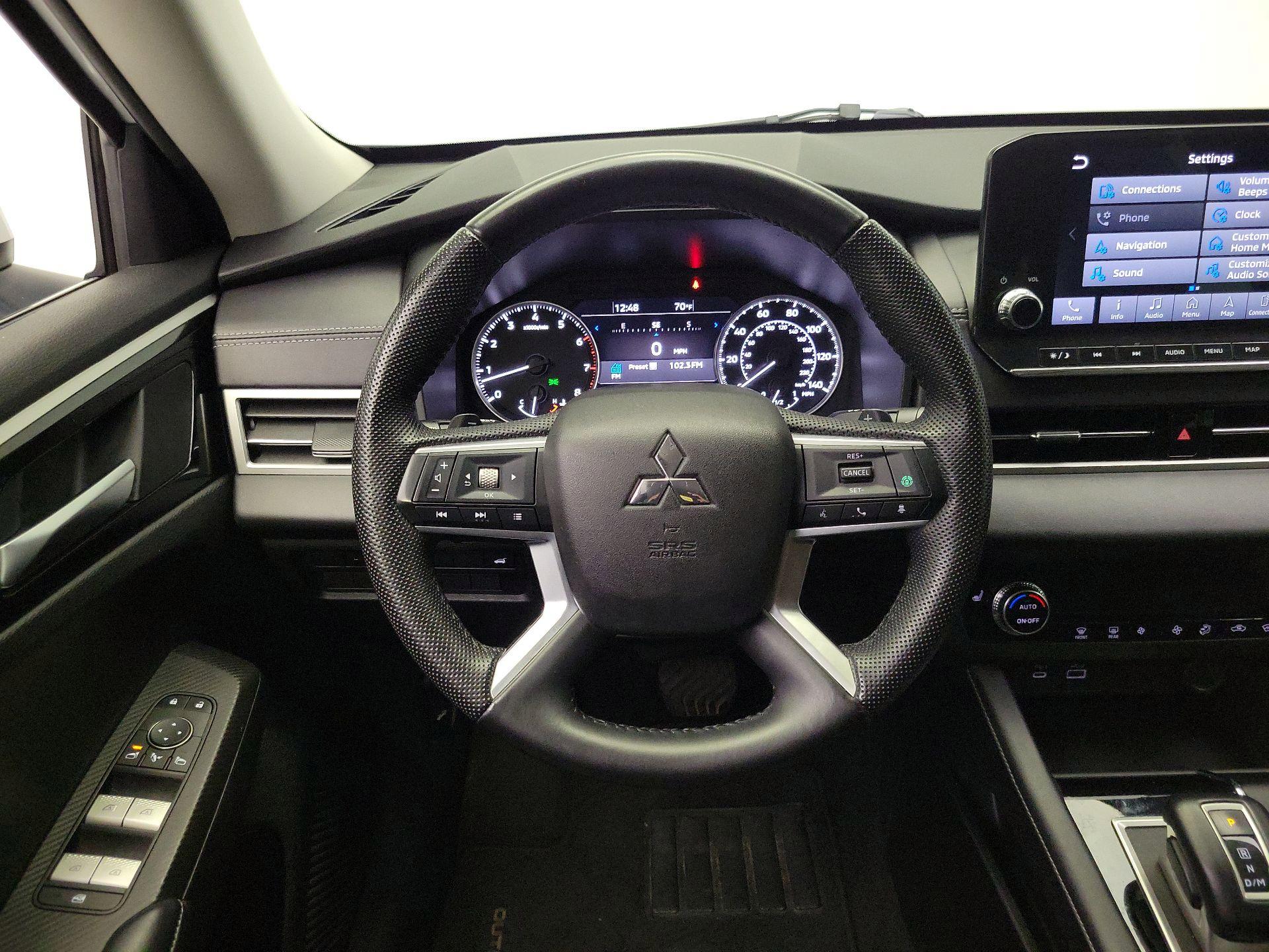 Thumbnail: 2023 Mitsubishi Outlander - 10