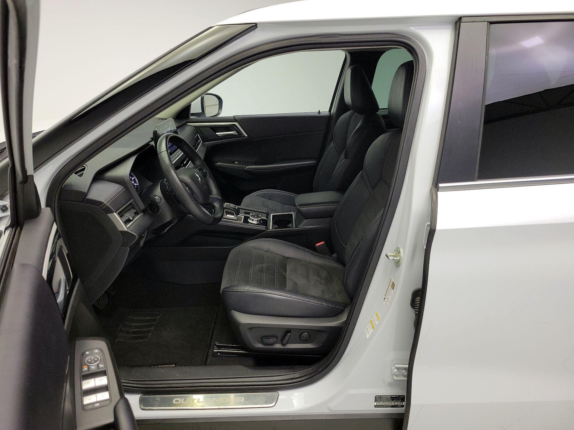 Thumbnail: 2023 Mitsubishi Outlander - 11