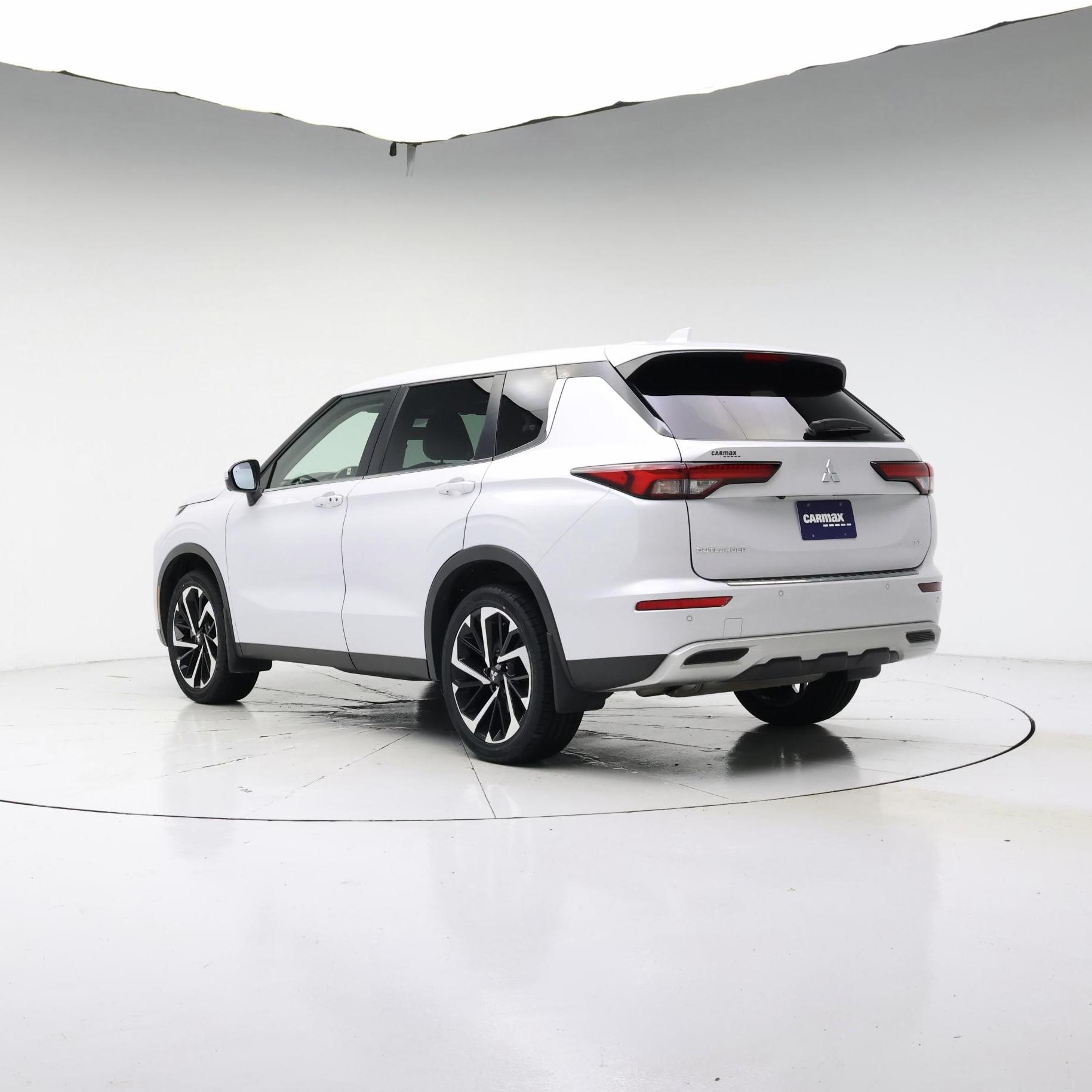 Thumbnail: 2023 Mitsubishi Outlander - 2