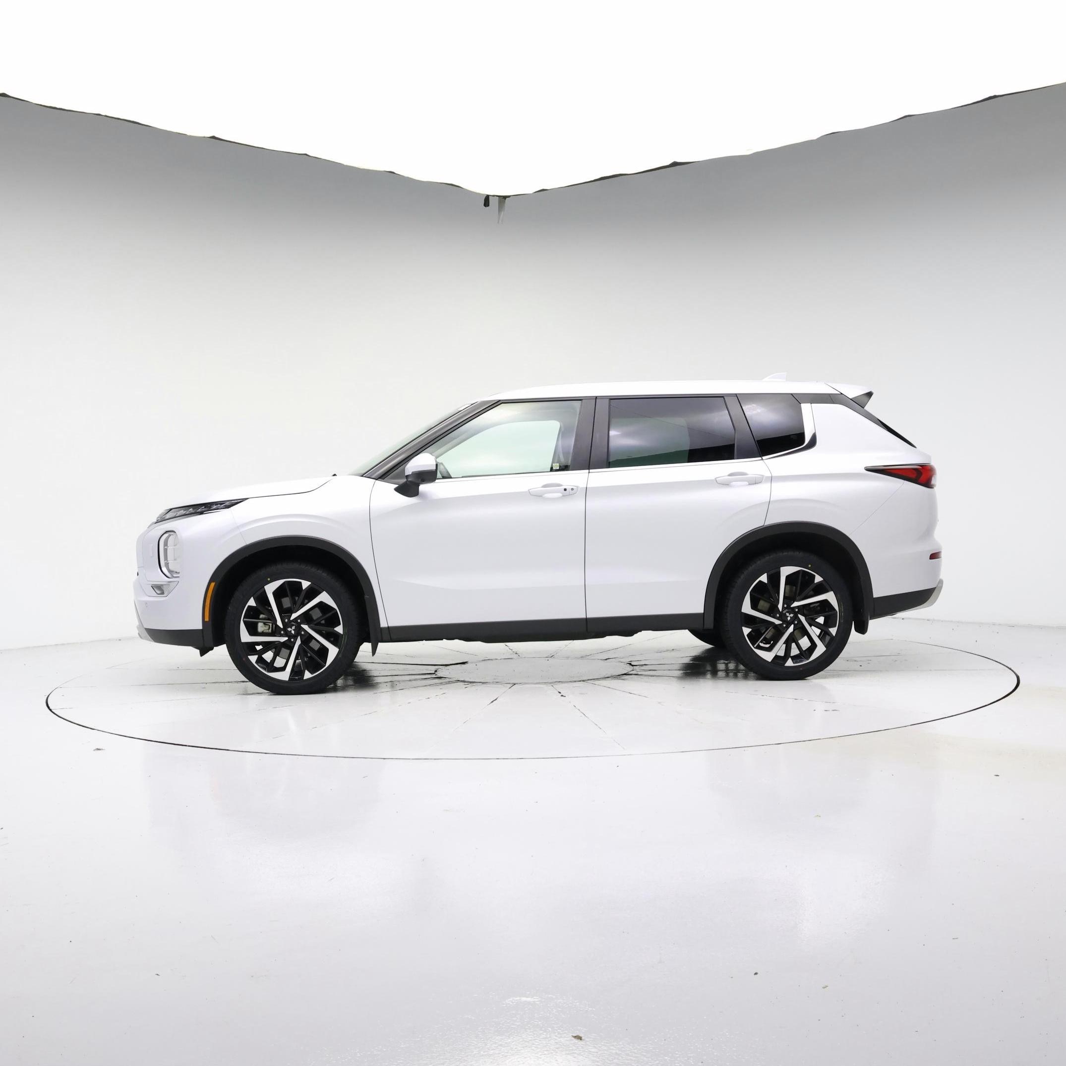 Thumbnail: 2023 Mitsubishi Outlander - 3