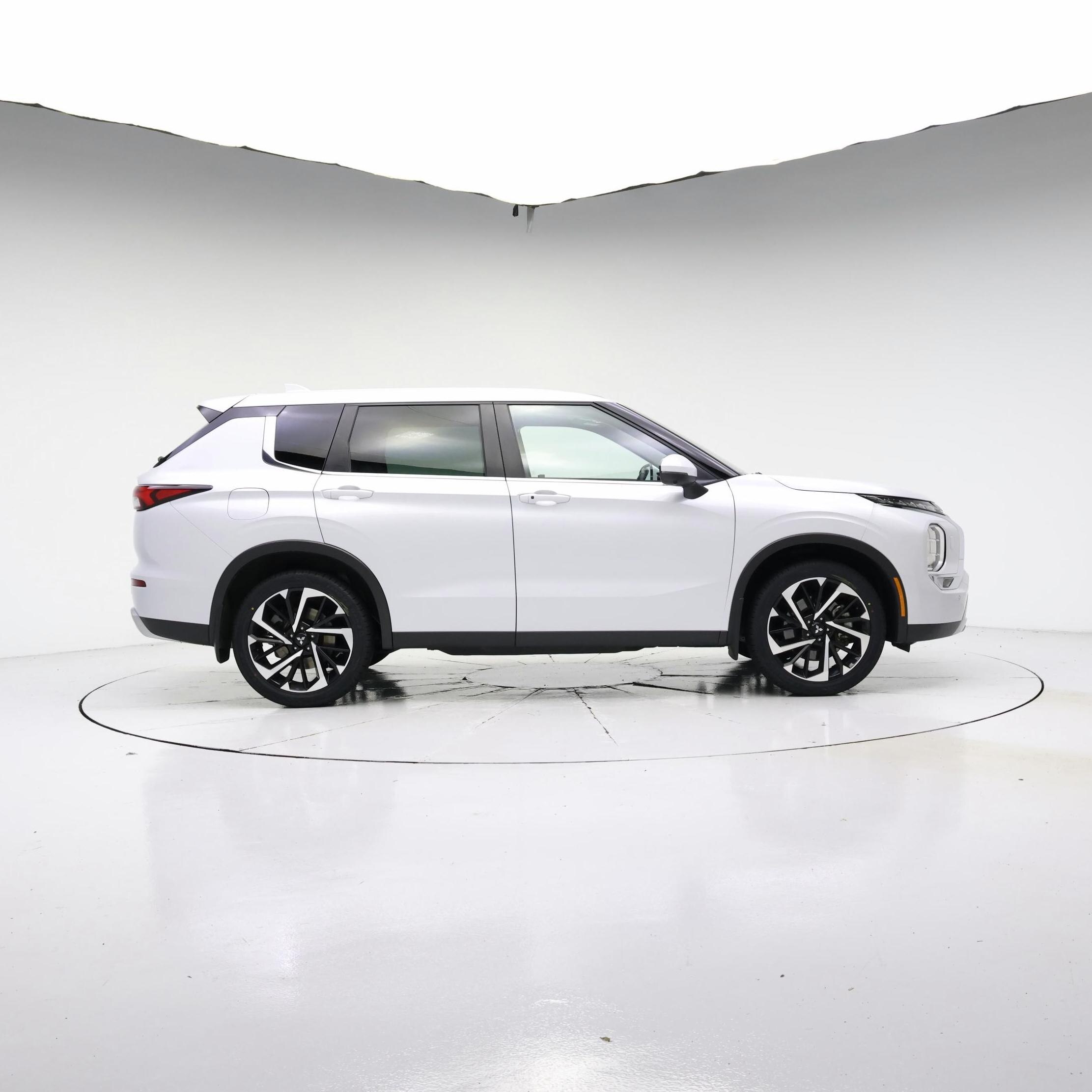Thumbnail: 2023 Mitsubishi Outlander - 7