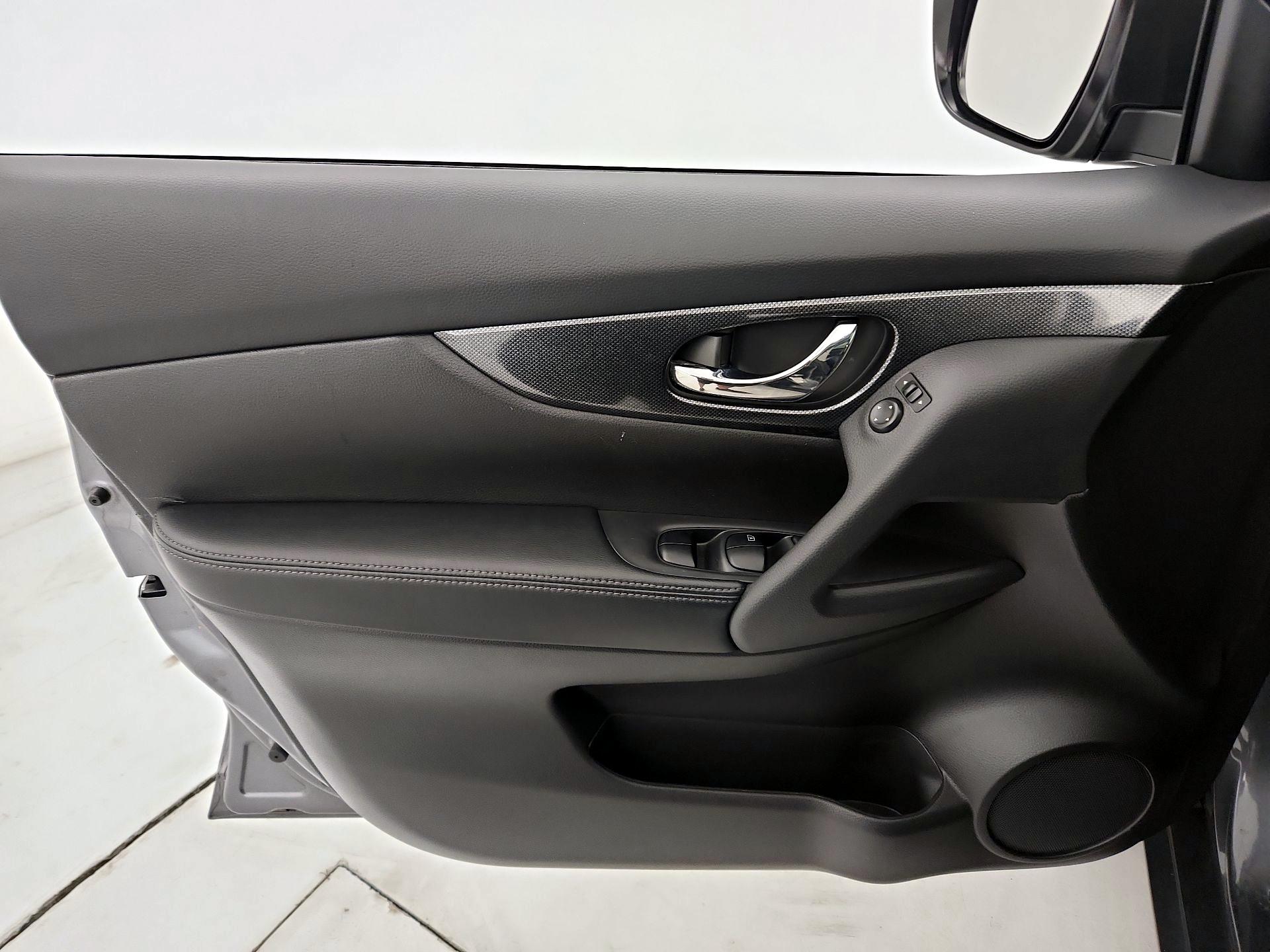 Thumbnail: 2015 Nissan Rogue - 12