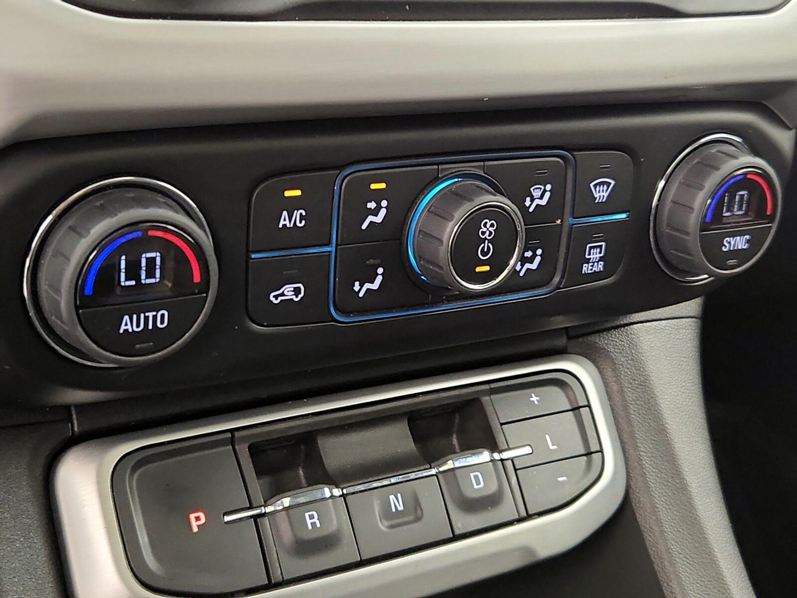 2023 GMC Acadia SLT - Photo 17