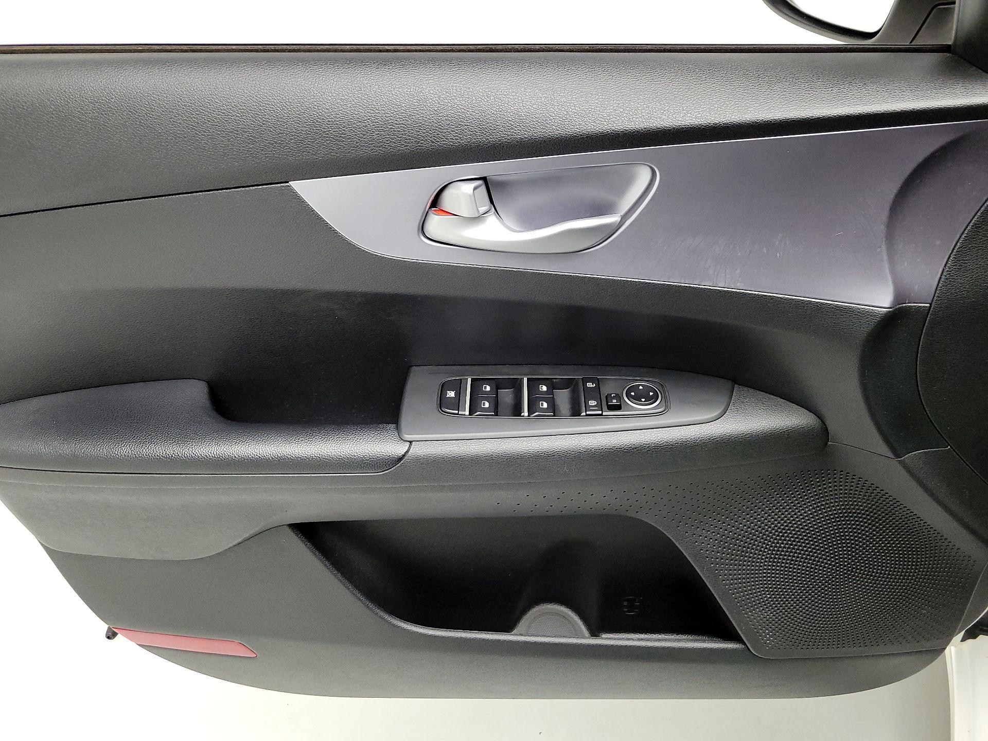 Thumbnail: 2022 Kia Forte - 12