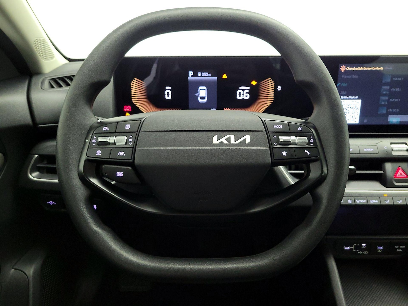 2025 Kia K4 LXS - Photo 11