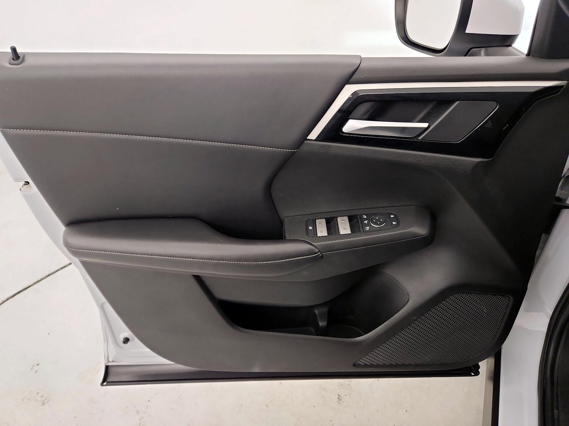 Thumbnail: 2024 Mitsubishi Outlander - 12