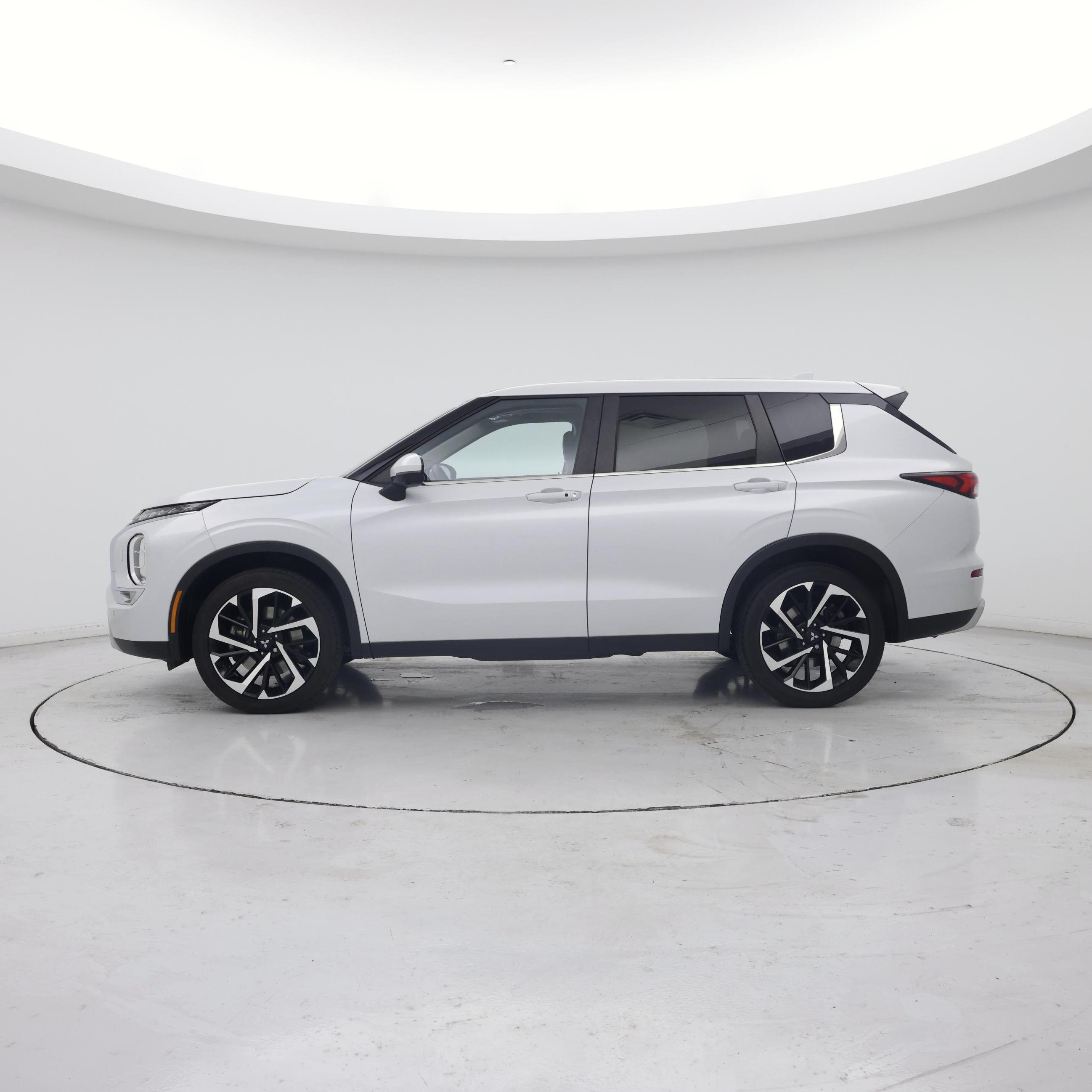 Thumbnail: 2024 Mitsubishi Outlander - 3