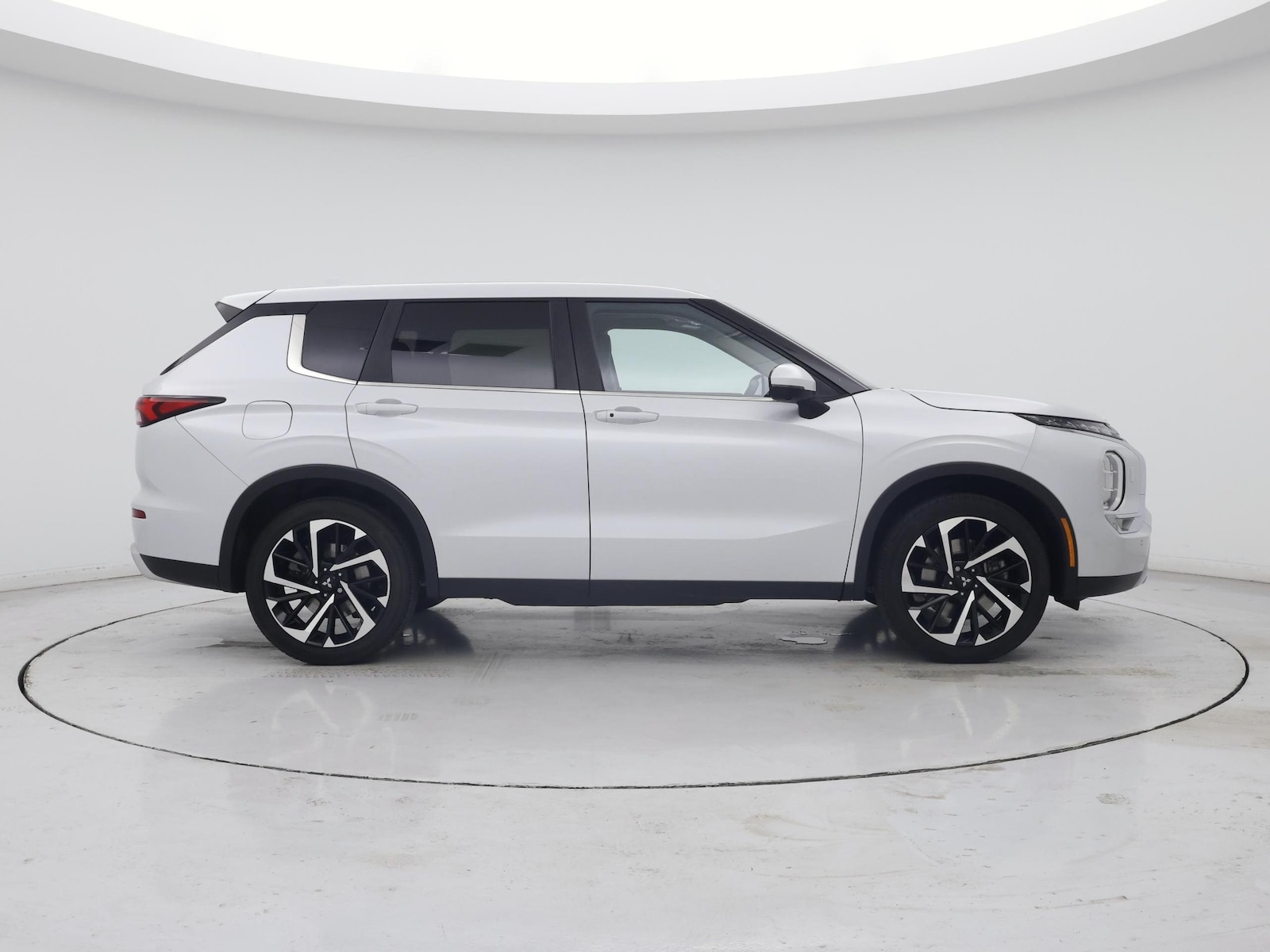 2024 Mitsubishi Outlander SE - Photo 8