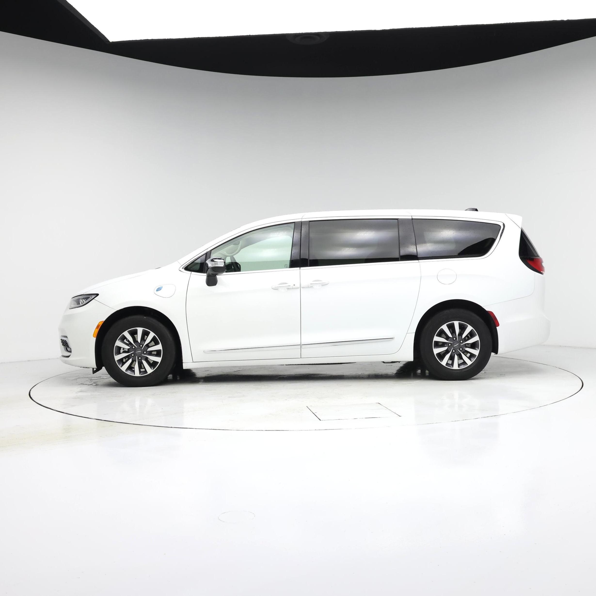 Thumbnail: 2023 Chrysler Pacifica - 3