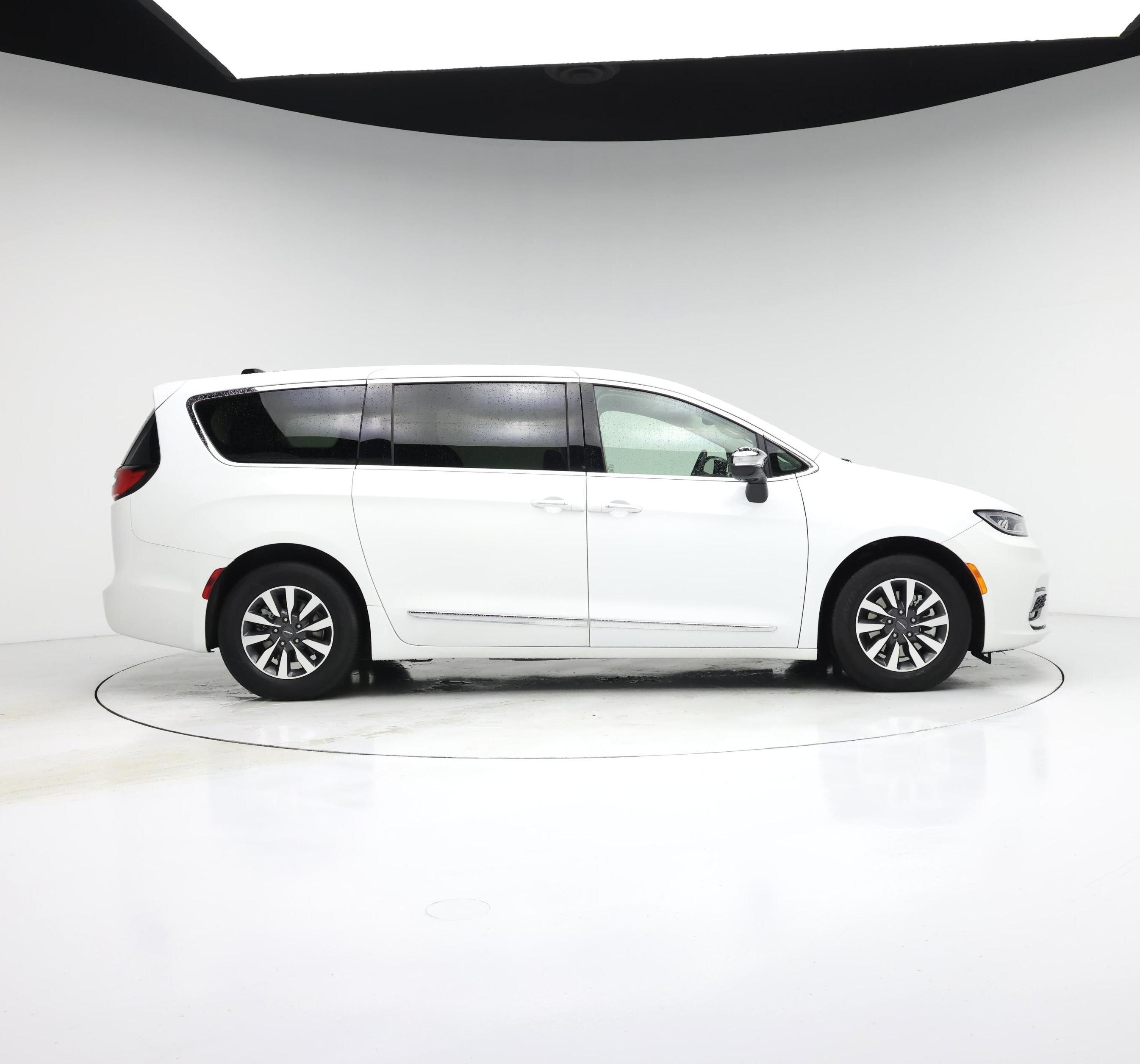 Thumbnail: 2023 Chrysler Pacifica - 7