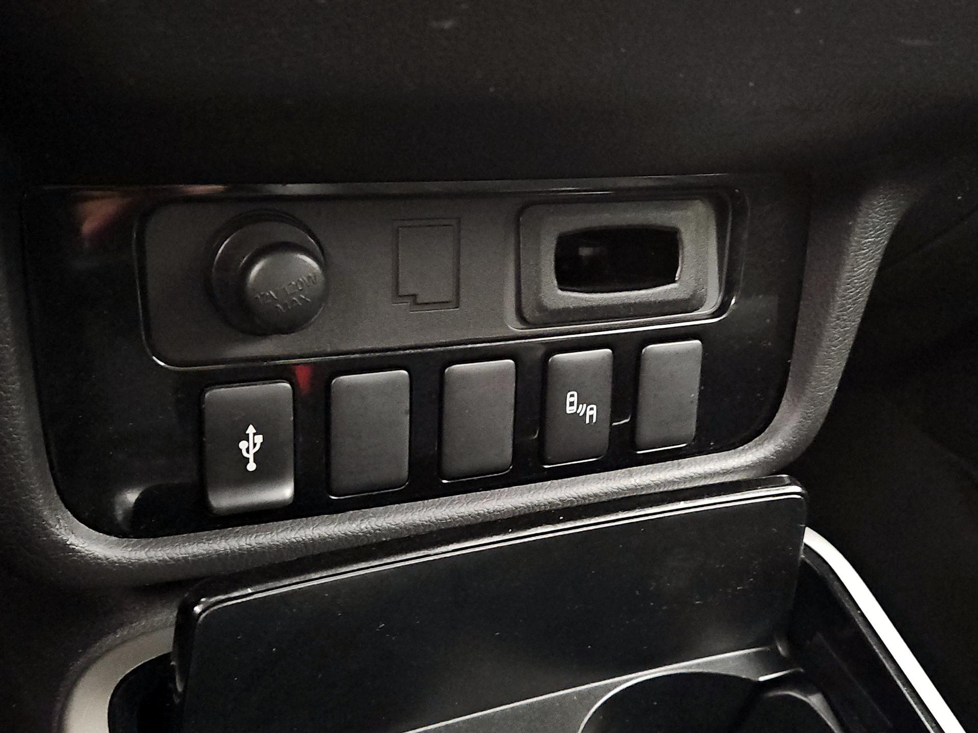 Thumbnail: 2019 Mitsubishi Outlander - 15