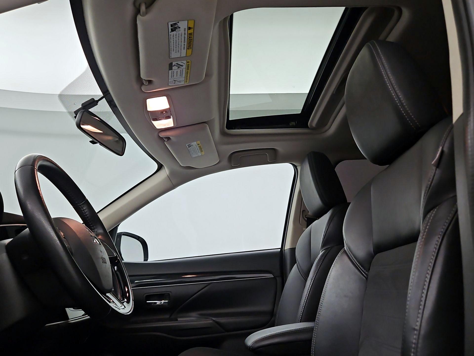 Thumbnail: 2019 Mitsubishi Outlander - 16