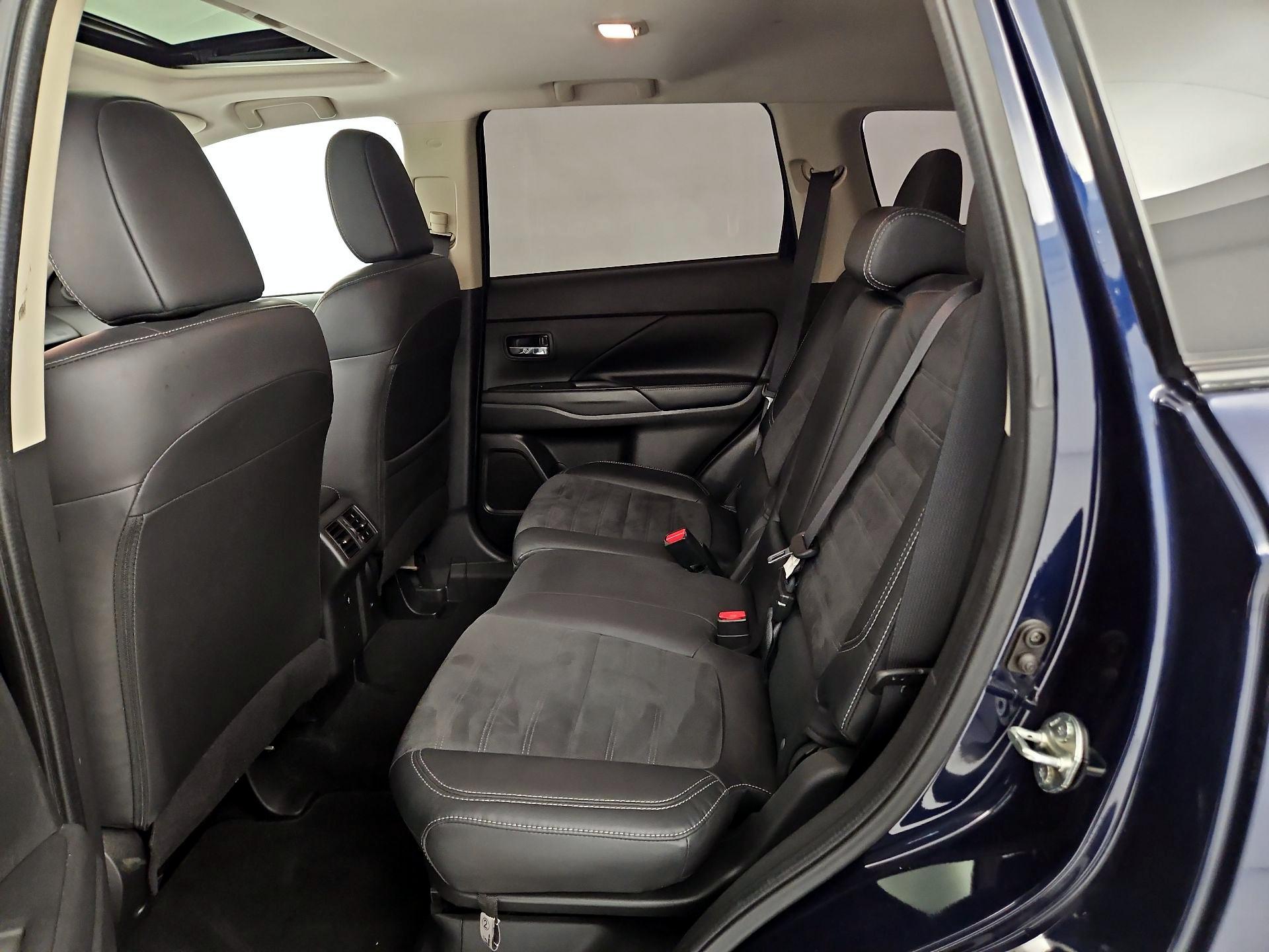 Thumbnail: 2019 Mitsubishi Outlander - 17