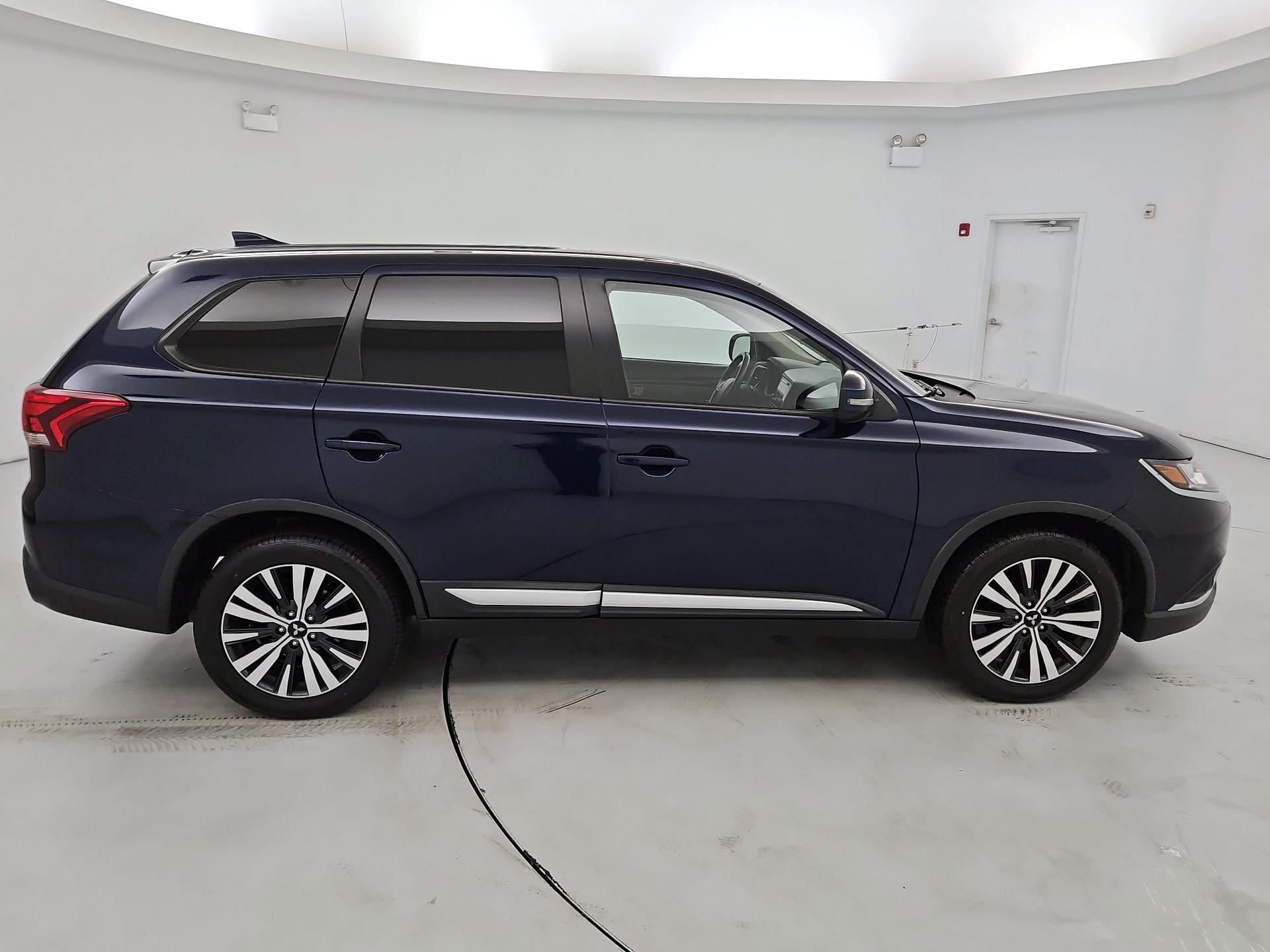 Thumbnail: 2019 Mitsubishi Outlander - 4