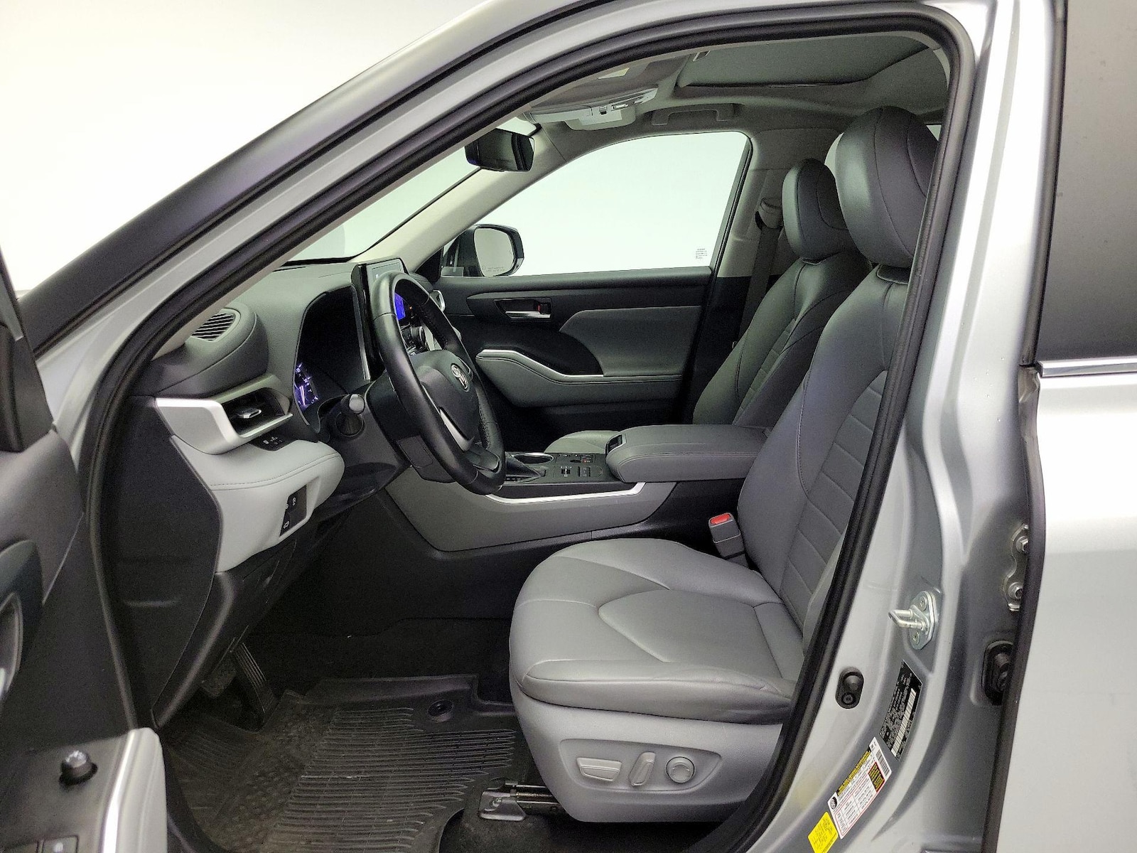 2023 Toyota Highlander XLE - Photo 12