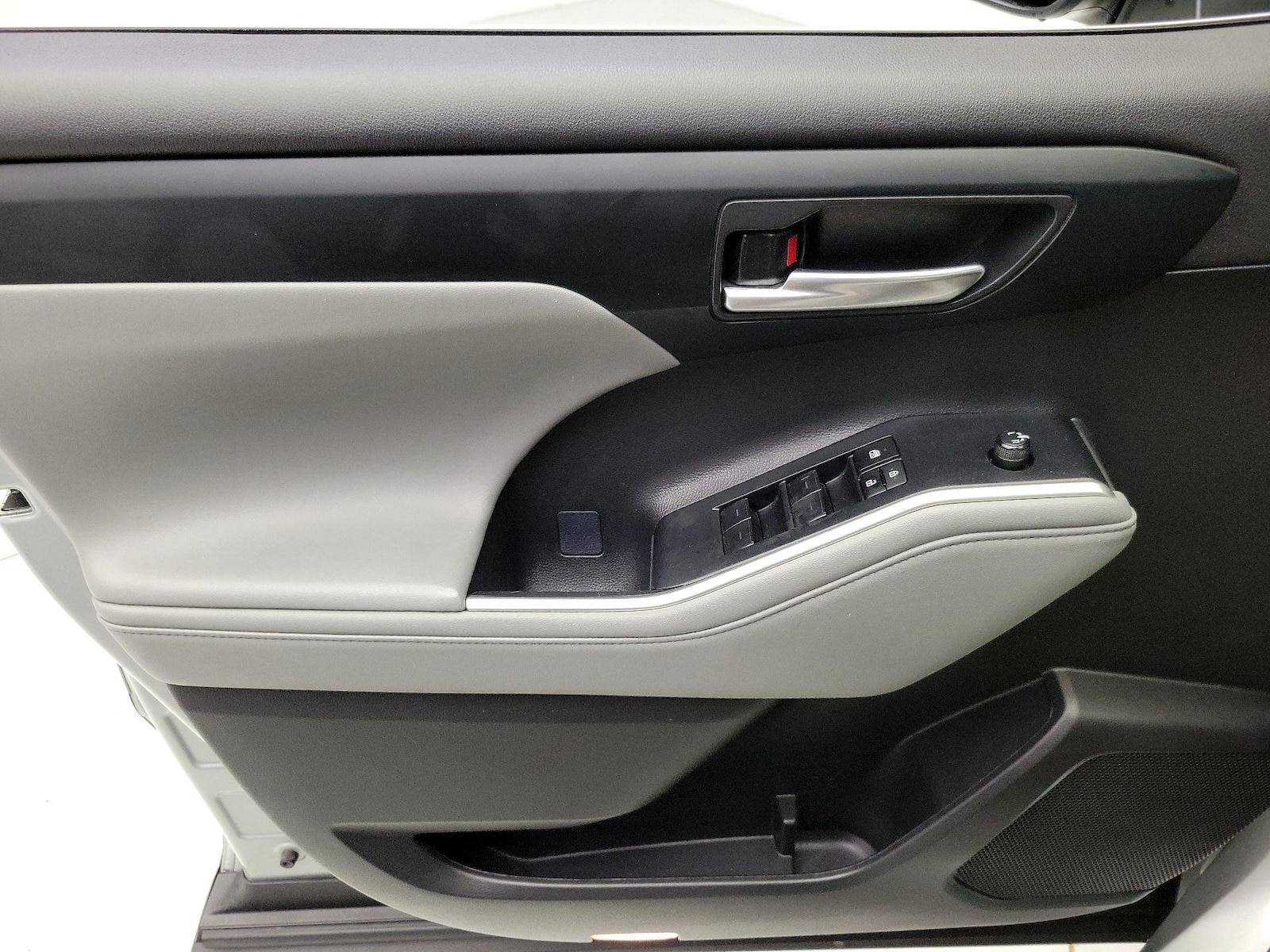 2023 Toyota Highlander XLE - Photo 13